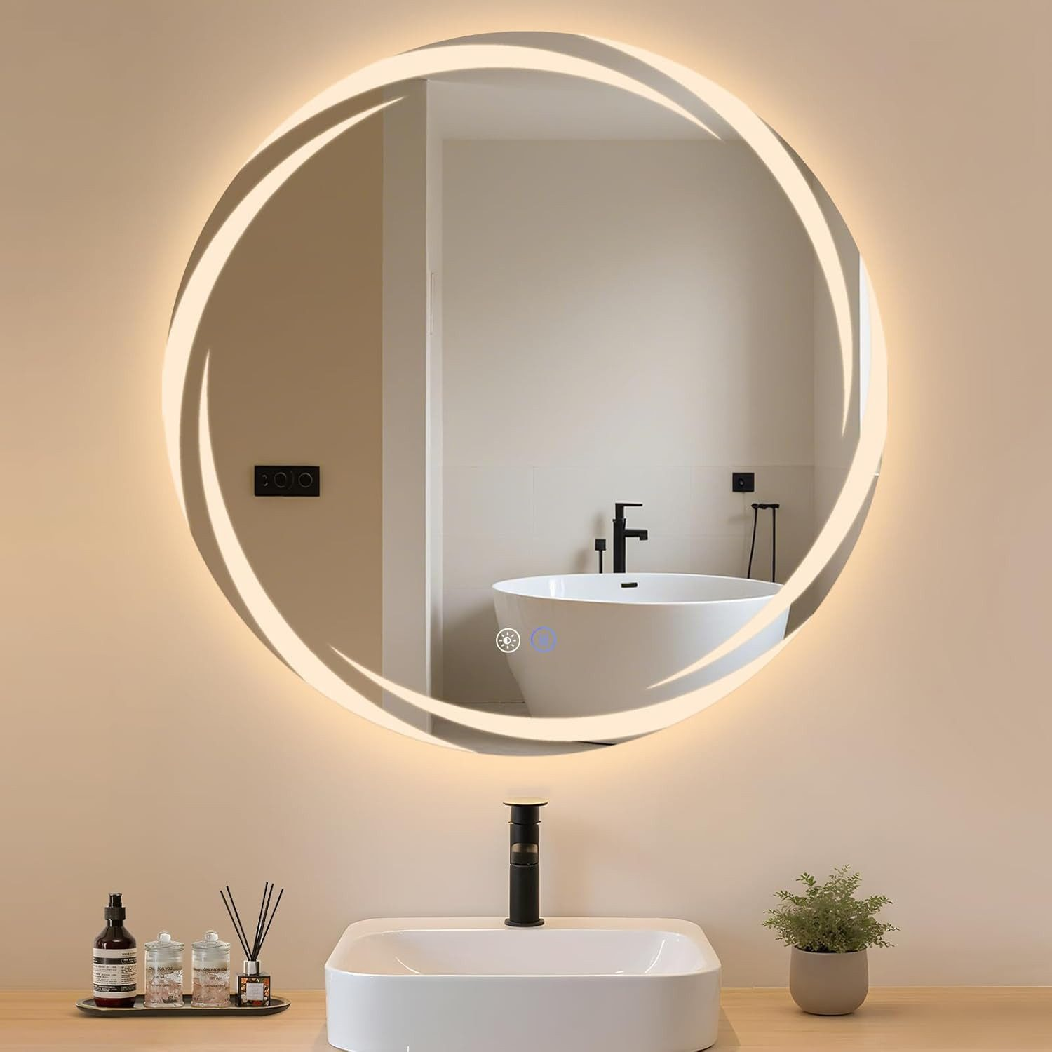 Un espejo redondo iluminado sobre un lavabo blanco, espejo muestra bañera.