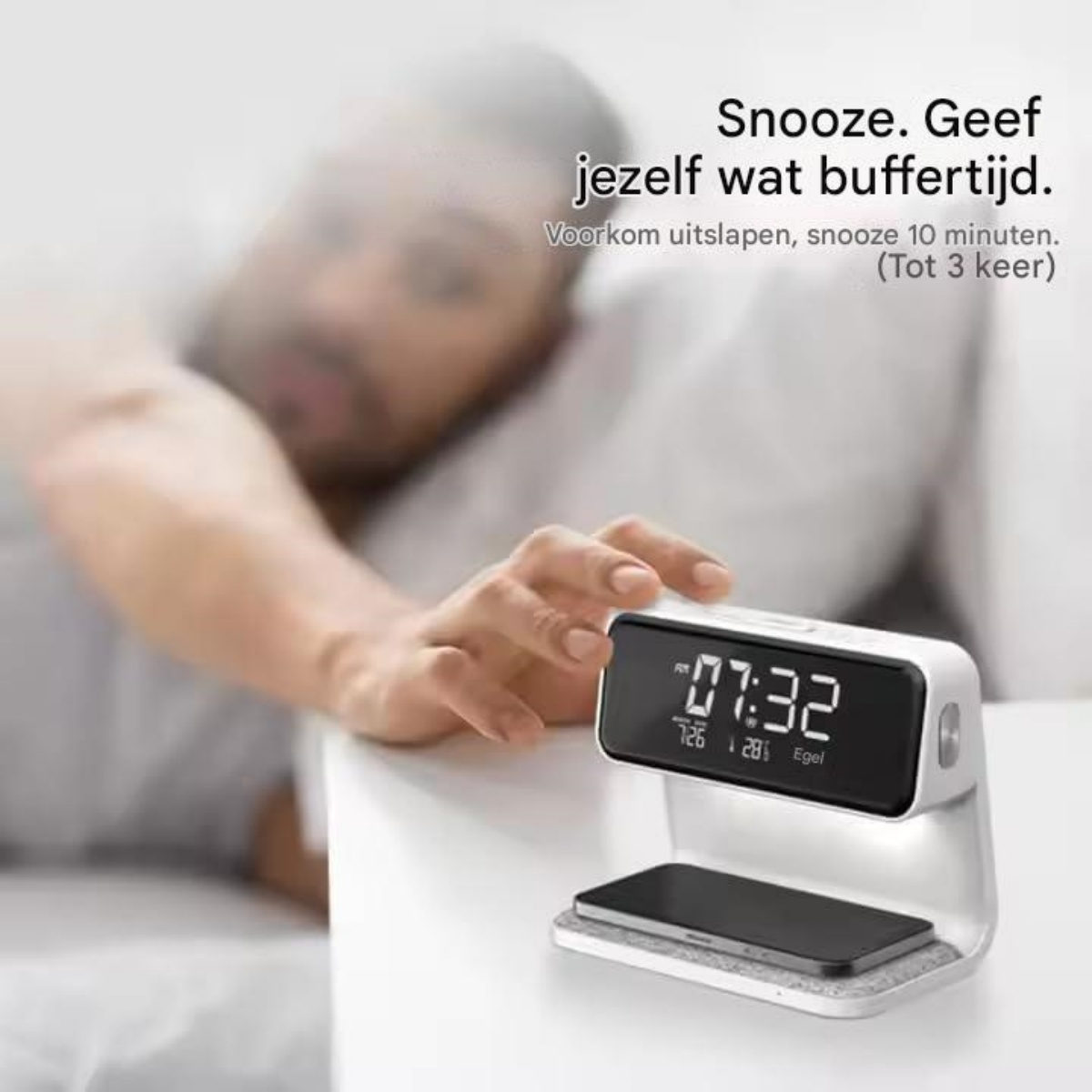 Ein Mann streckt die Hand nach einem digitalen Wecker aus, der 07:32 anzeigt.
