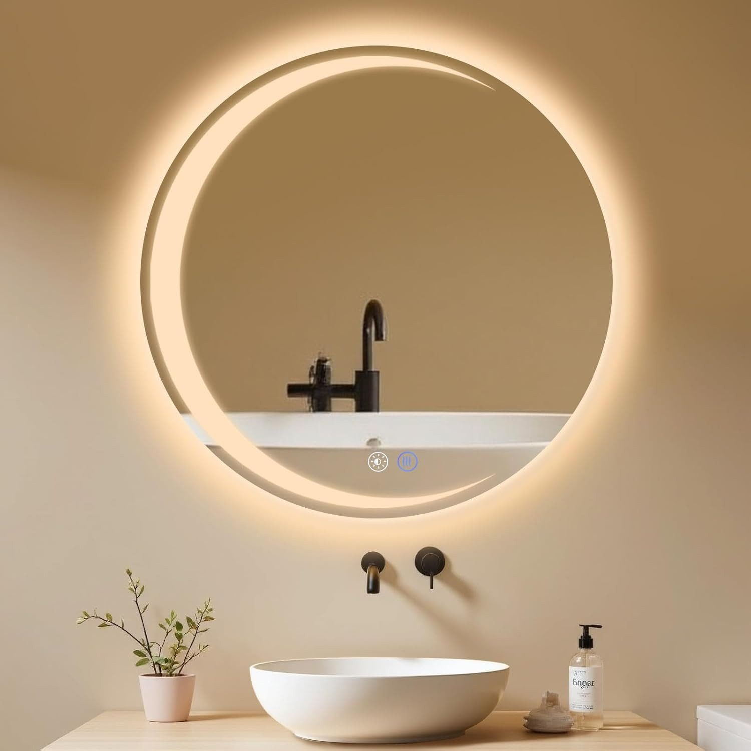 Un espejo redondo retroiluminado sobre un lavabo con grifo, jabón y planta en maceta.