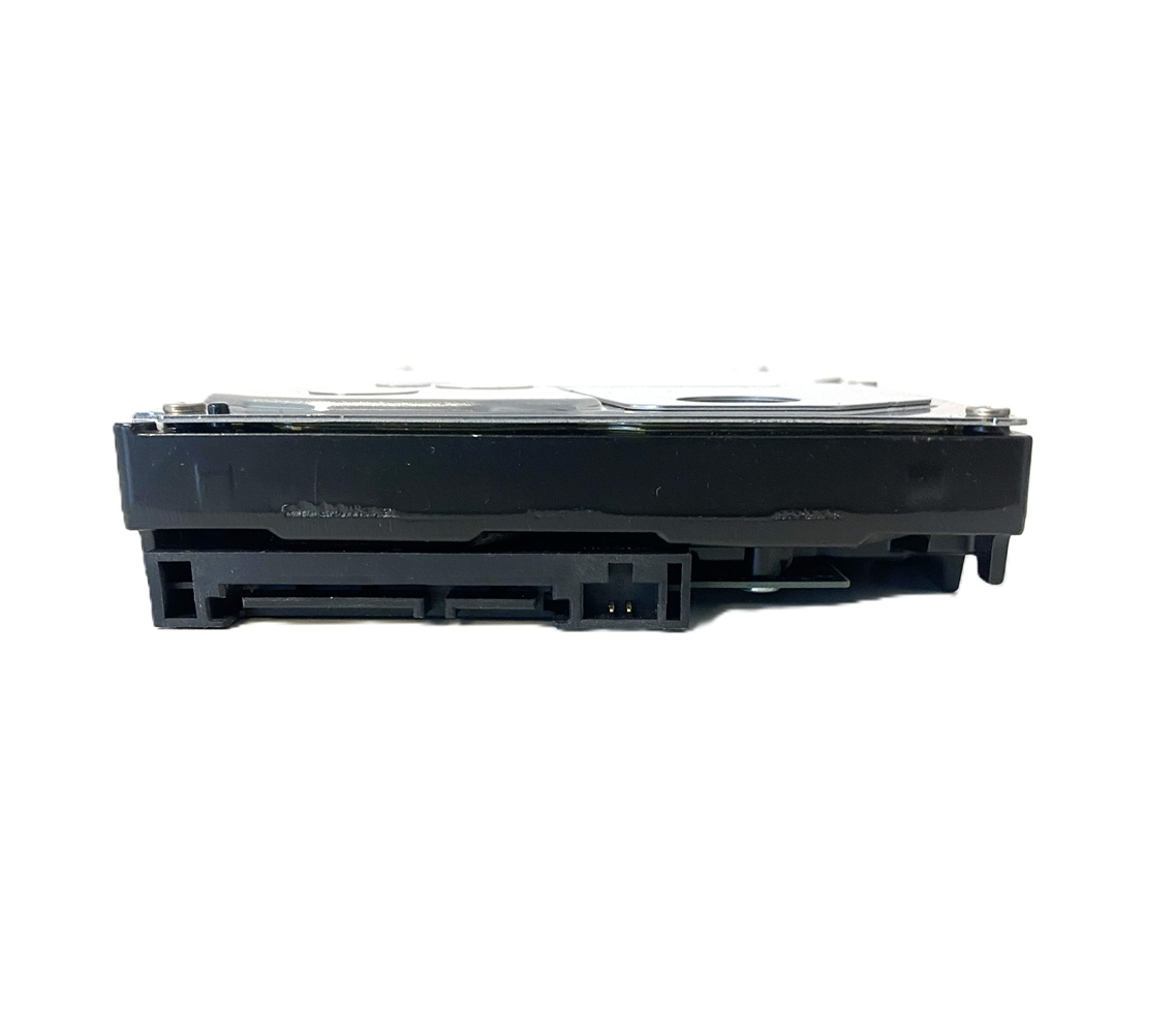 Ein schwarzer Festplatten-Controller mit SATA-Anschluss auf weißem Hintergrund.
