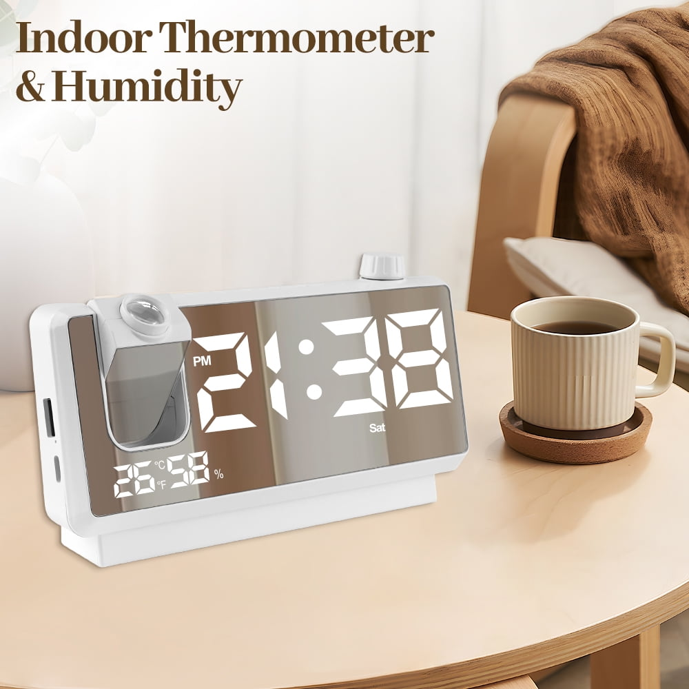 Ein weißer Digitalwecker mit Projektor zeigt 21:38 und 26°C an.