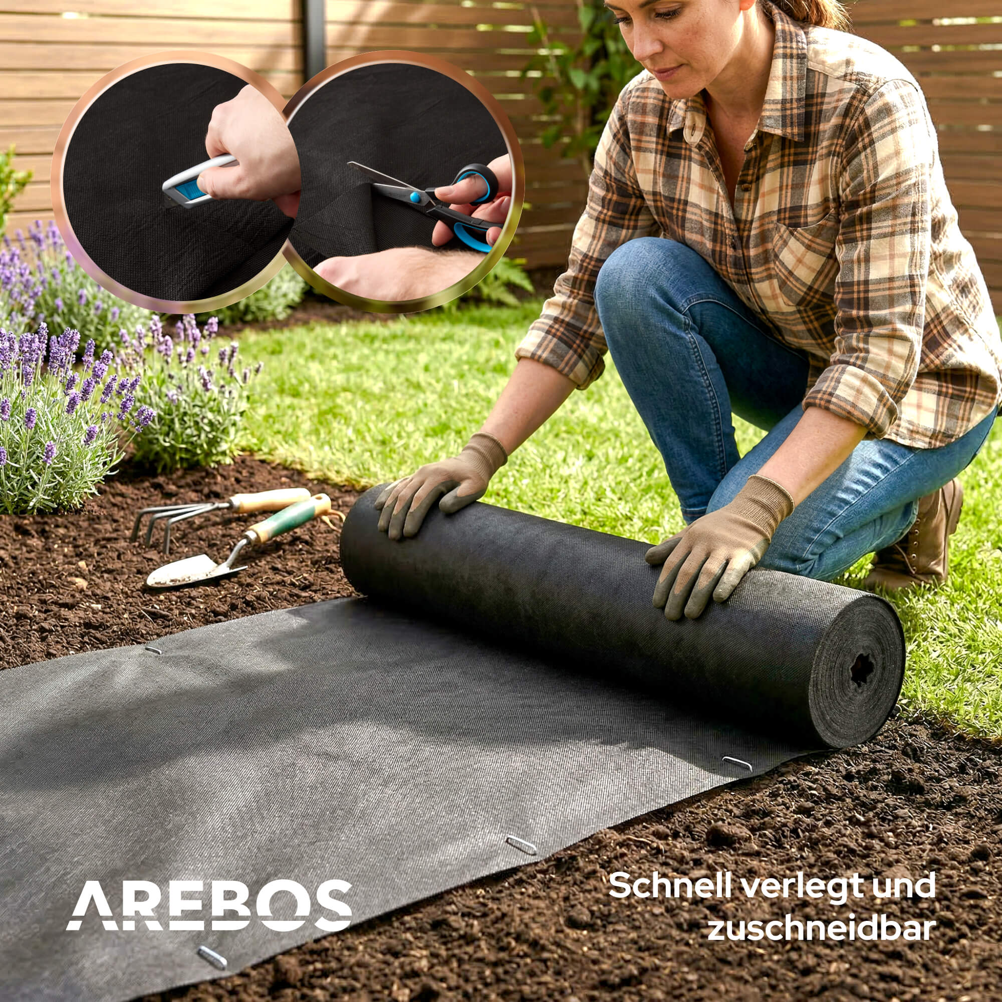 Frau rollt schwarze Unkrautfolie im Garten aus. Werkzeuge liegen daneben.