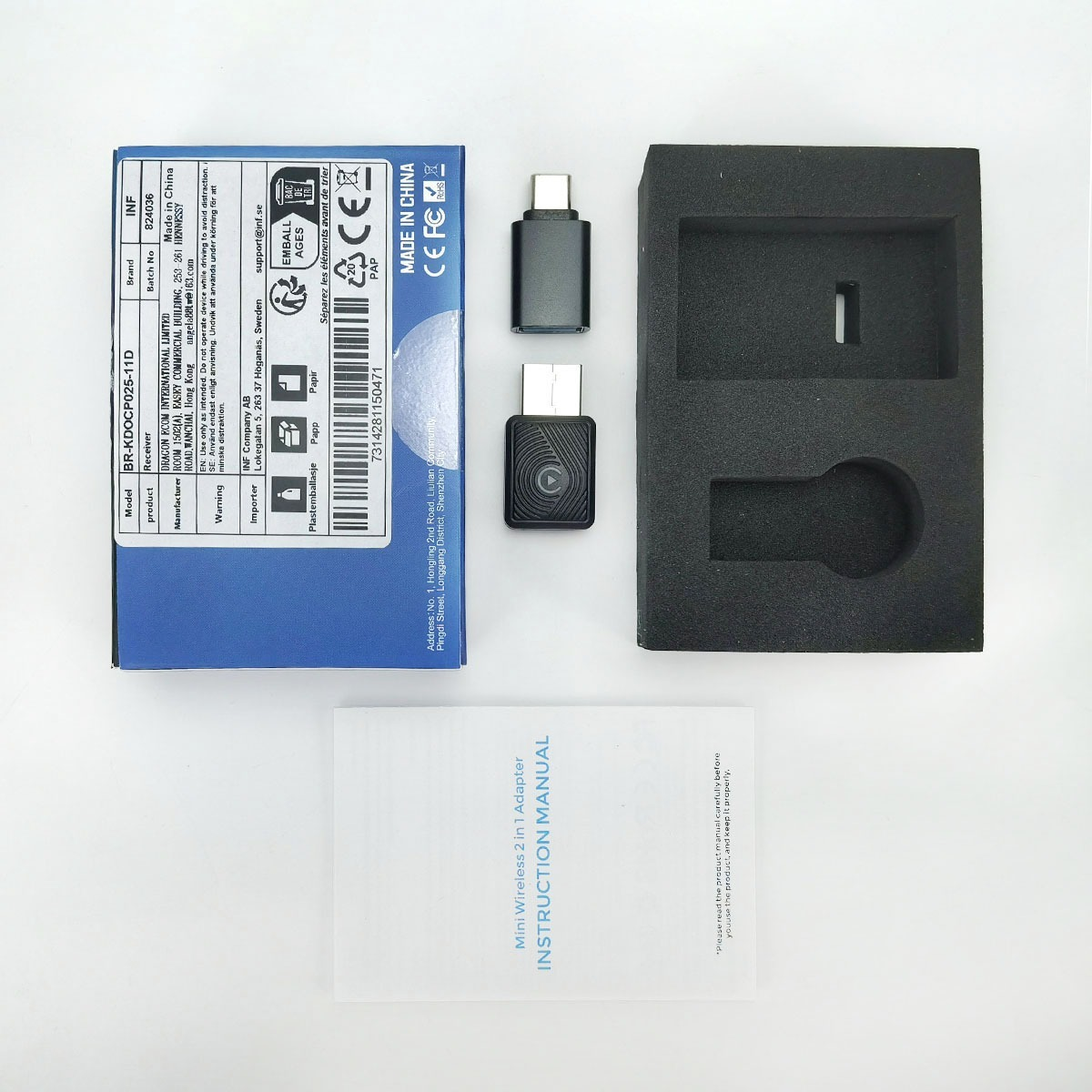 Opakowanie zawierające adapter USB, instrukcję i piankowe wypełnienie.