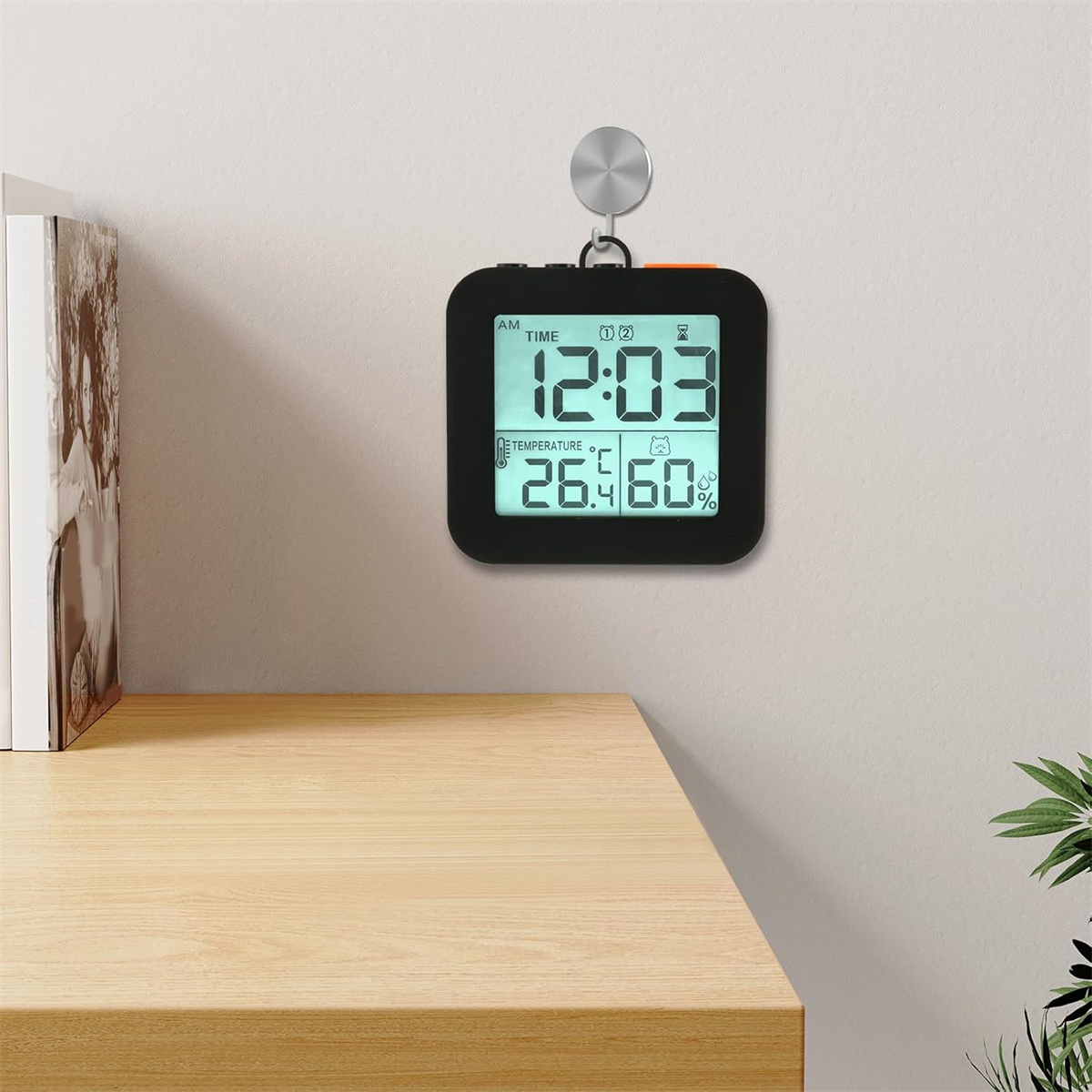 Ein digitaler Thermometer-Hygrometer zeigt 12:03 Uhr, 26,4 Grad und 60 % Luftfeuchtigkeit an.