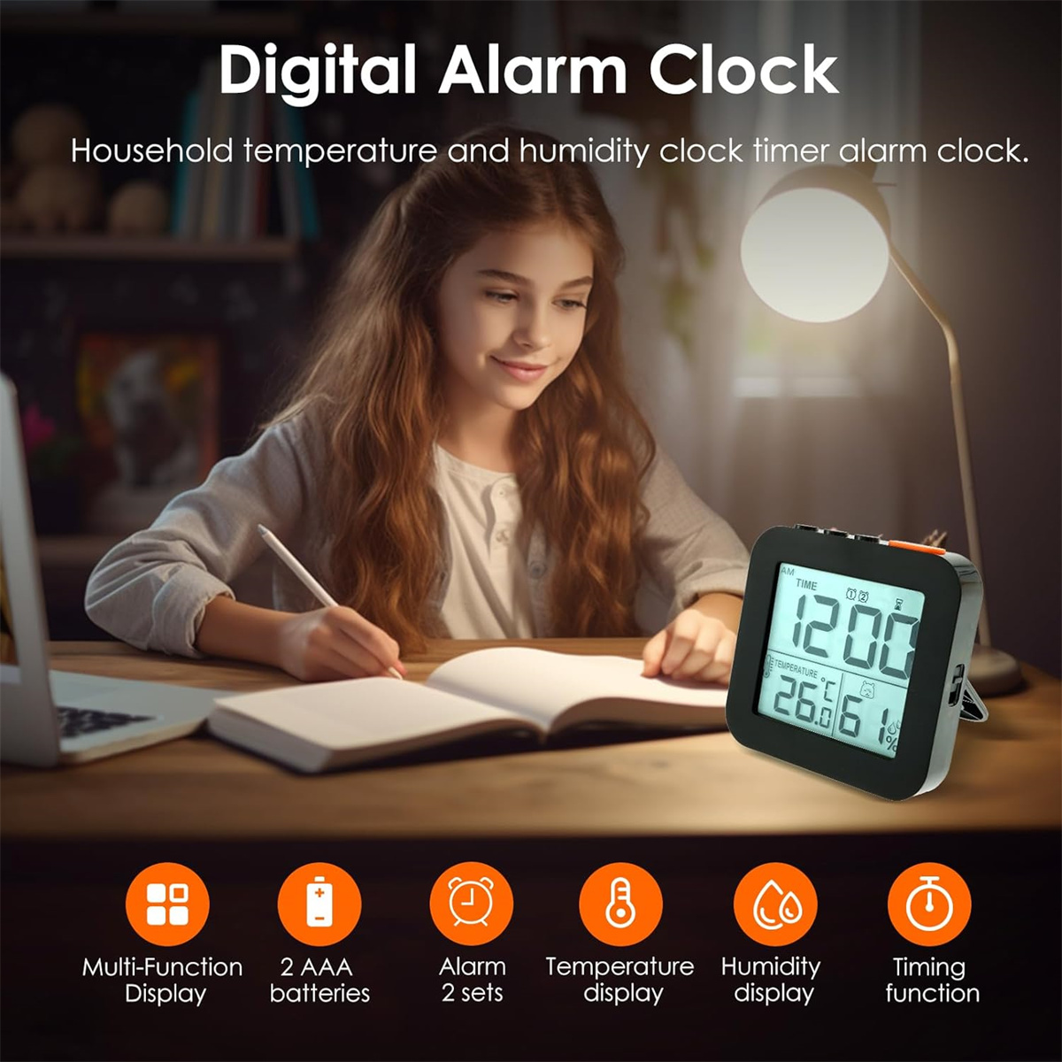 Mädchen schreibt am Schreibtisch, daneben ein Digitalwecker mit Temperaturanzeige.