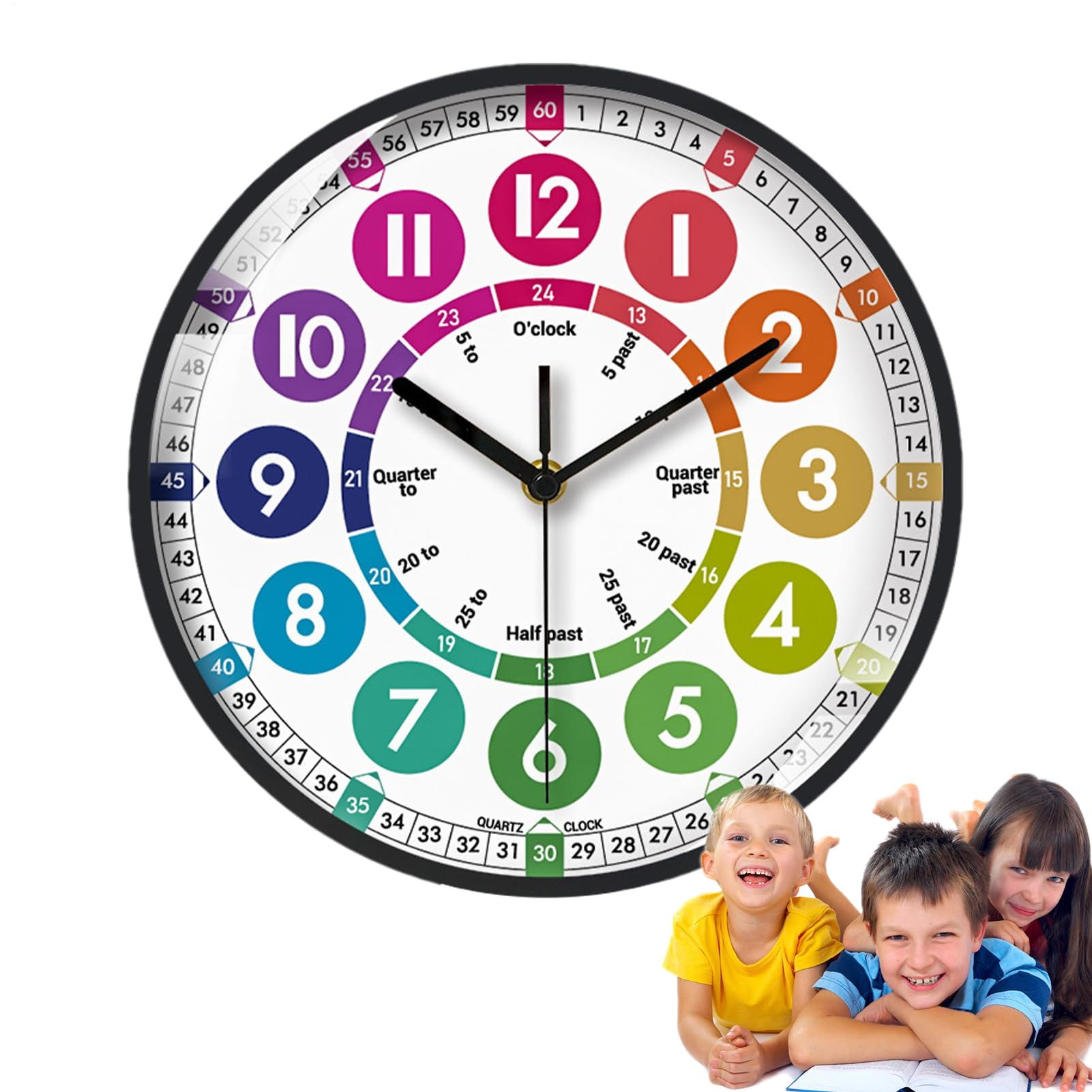 Ein Lernspielzeug-Uhr mit Zahlen von 1-12 und Minutenzahlen, daneben drei Kinder.