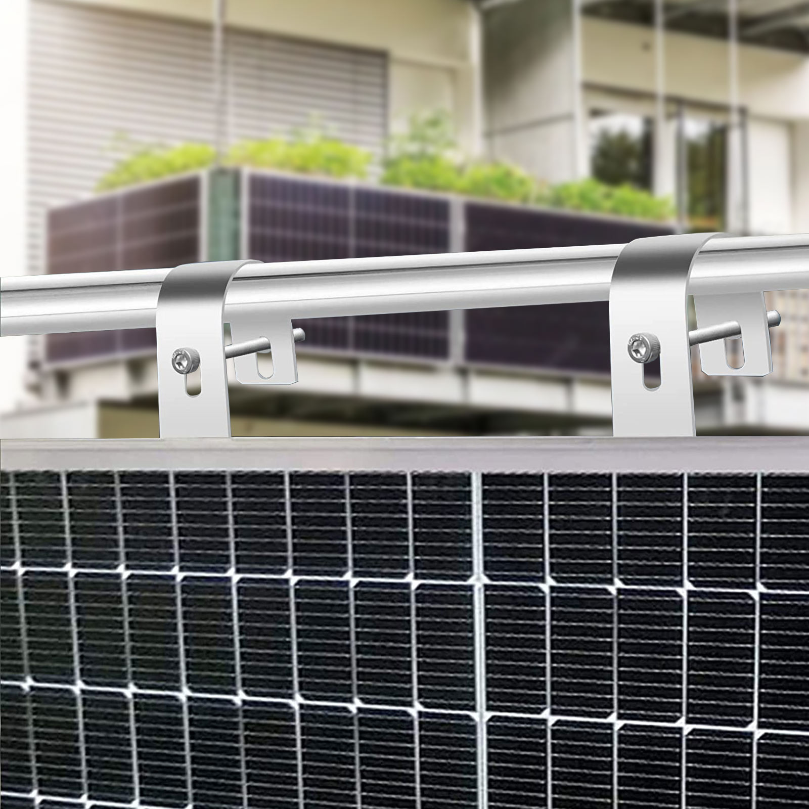 Metallklammern befestigen eine silberne Stange über Solarmodulen mit grüner Bepflanzung im Hintergrund.