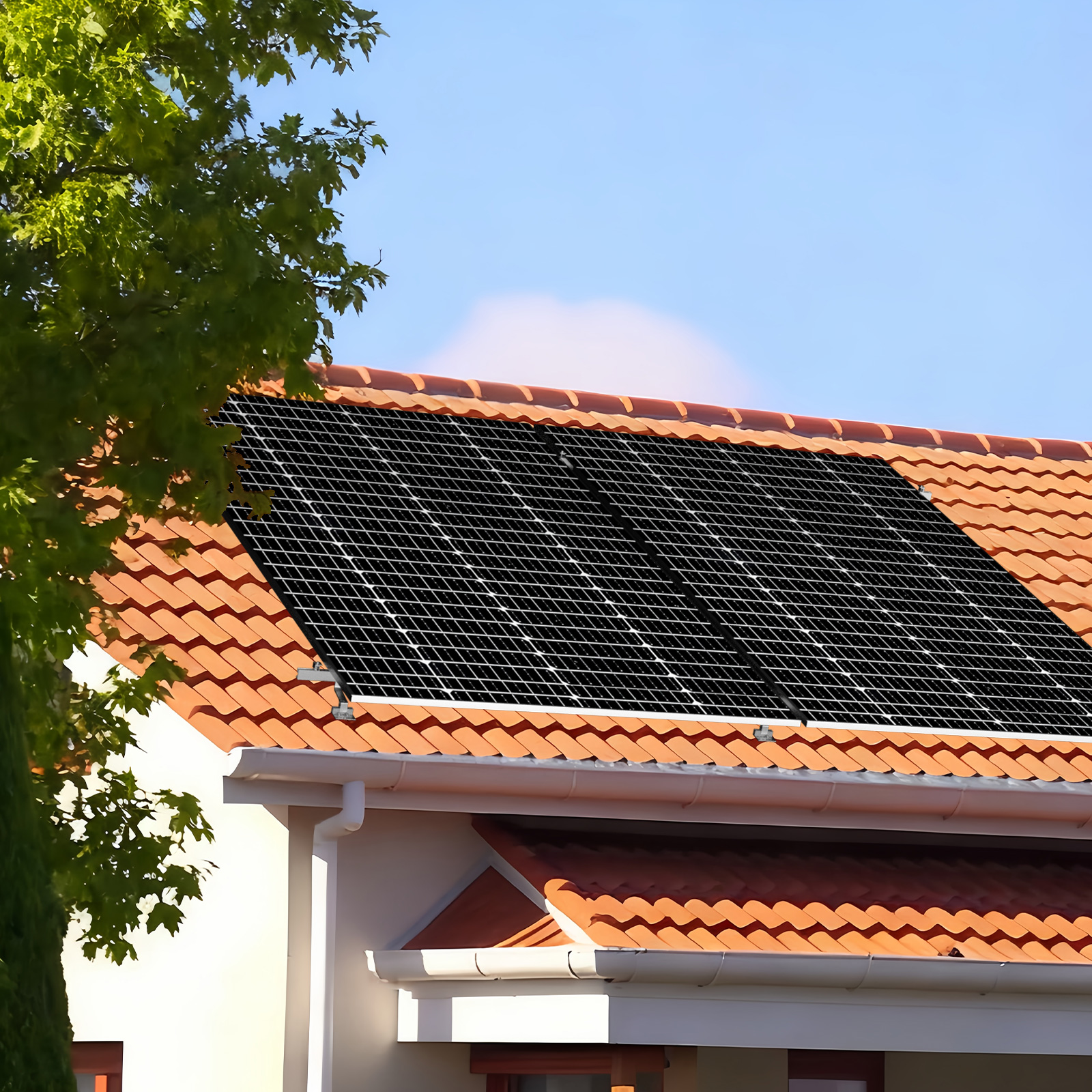 Solarmodule auf einem Ziegeldach, mit Baum und blauem Himmel.