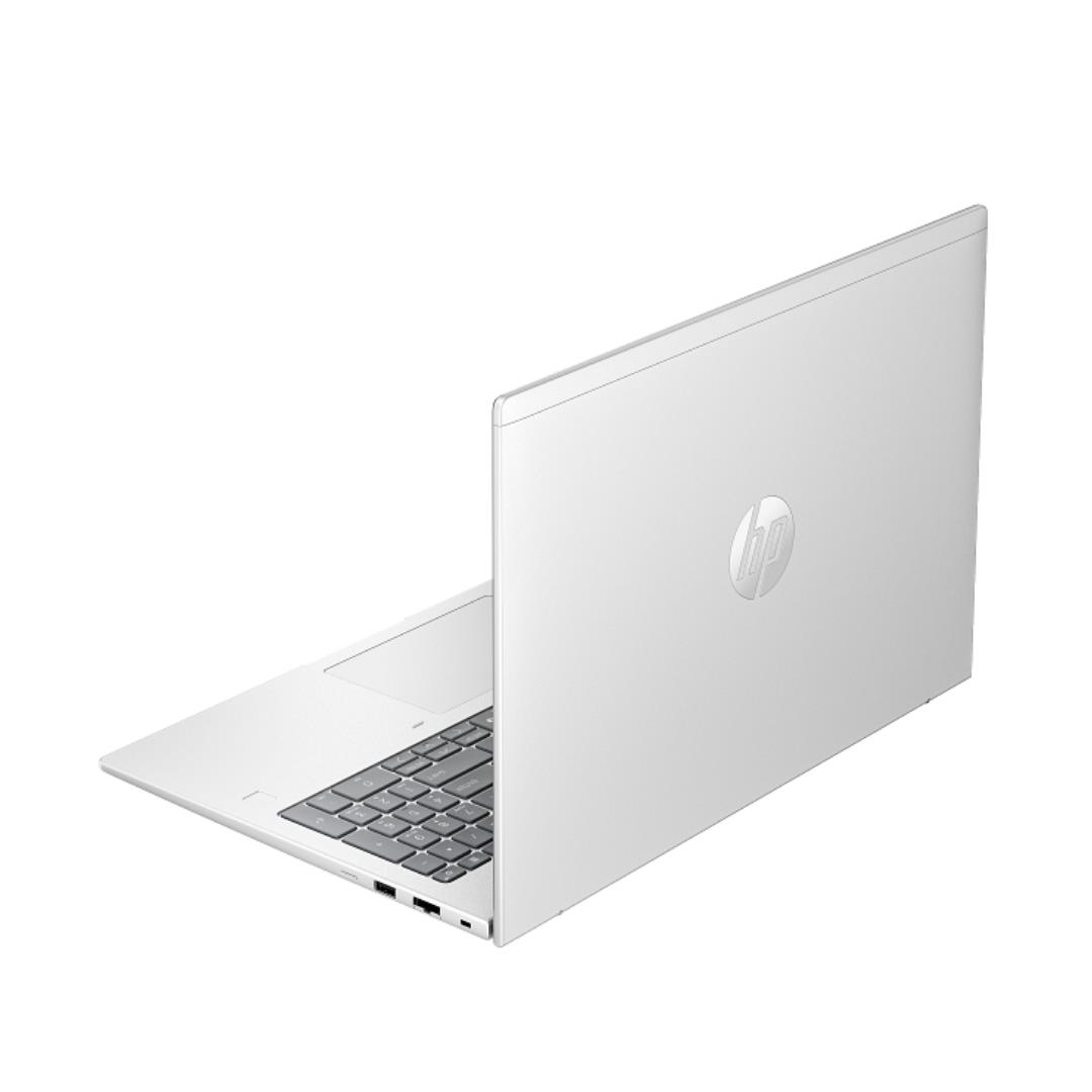 Kapalı beyaz HP dizüstü bilgisayar, üzerinde logo var.