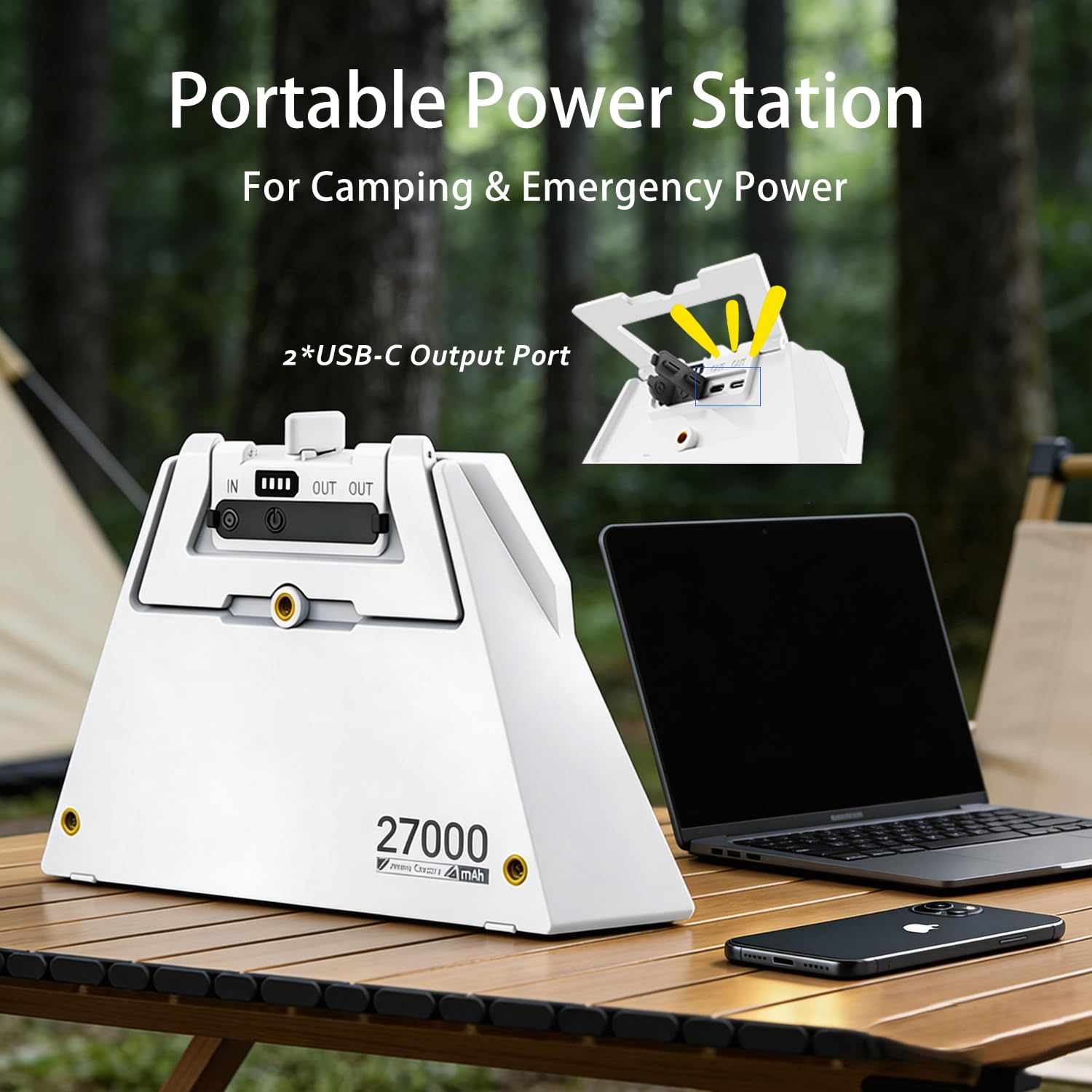 Tragbare Powerstation mit Laptop und Smartphone auf einem Holztisch im Freien.