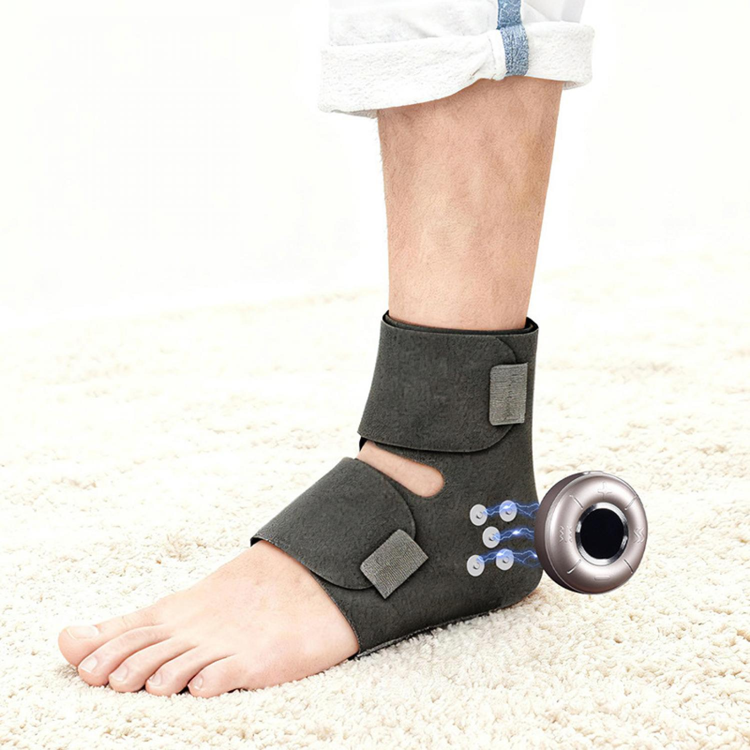 Ein Mann trägt eine schwarze Knöchelbandage mit Magneten und einem Ringgerät.