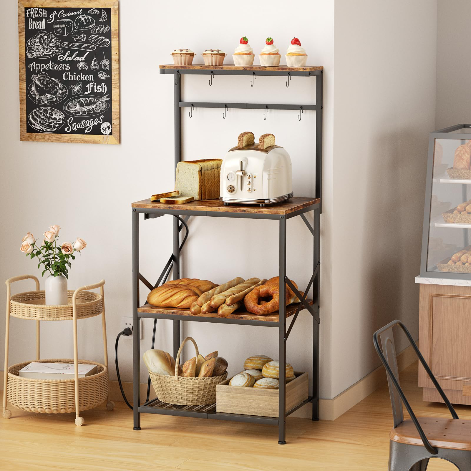 Ein weißer Toaster mit Brot, Brötchen und Cupcakes auf einem Regal.