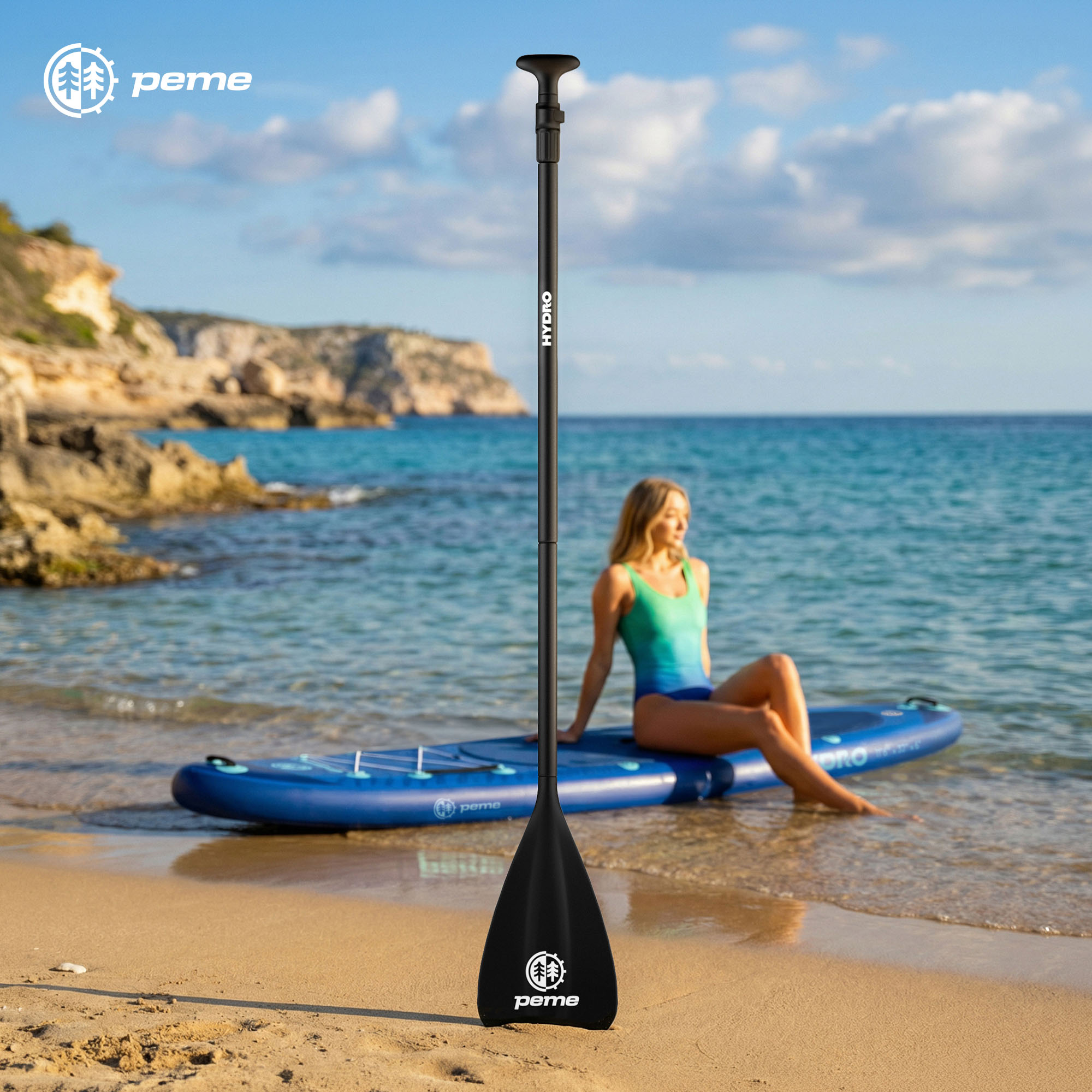 Un remo si erge su una spiaggia sabbiosa, con una donna seduta su una tavola SUP nell'acqua vicina.