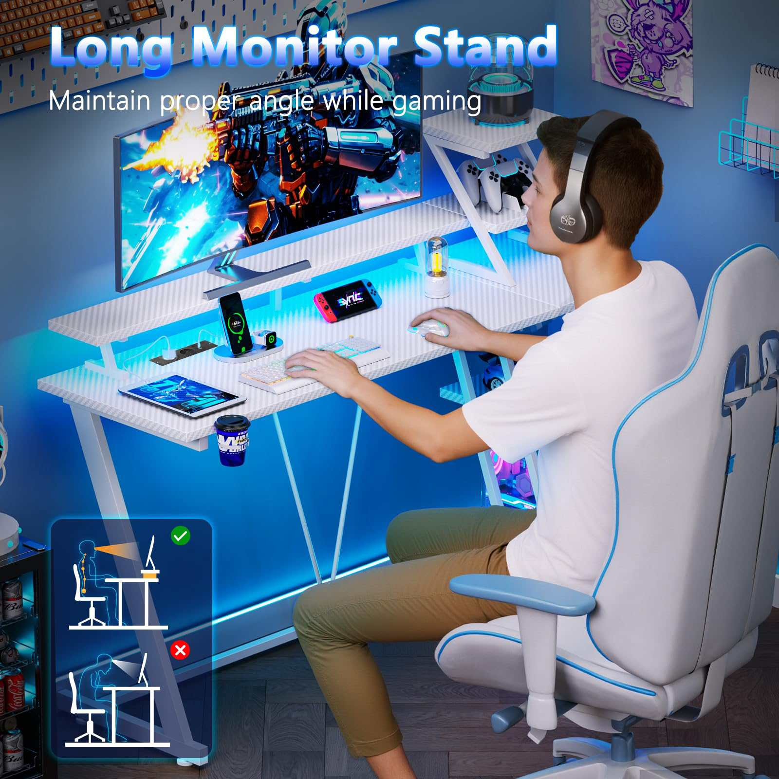 Ein Mann mit Kopfhörern sitzt an einem Schreibtisch mit einem Monitor, Tastatur und Maus.