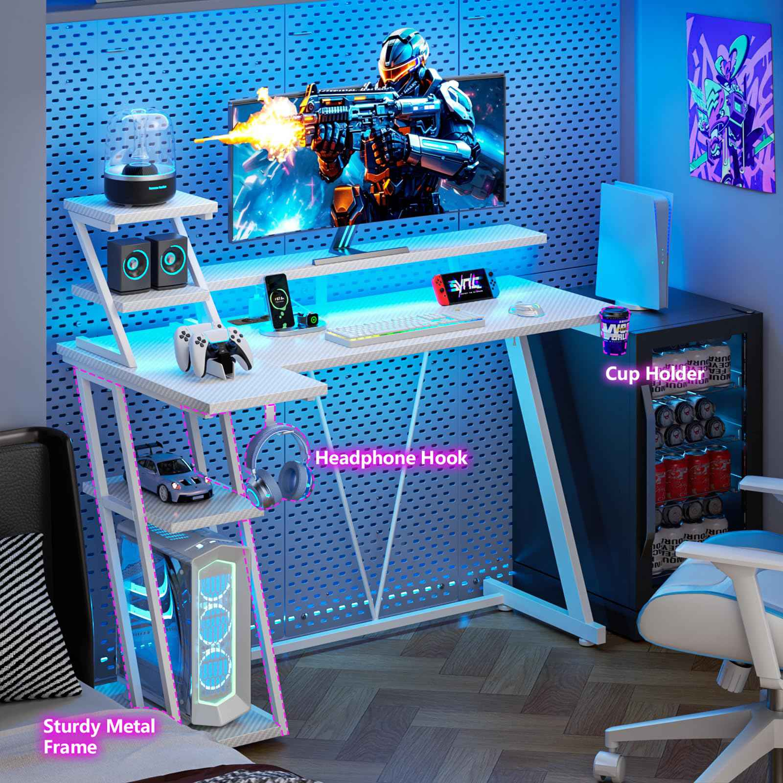Ein Gaming-Schreibtisch mit RGB-Beleuchtung, Monitor, Konsole, Computer und Zubehör.