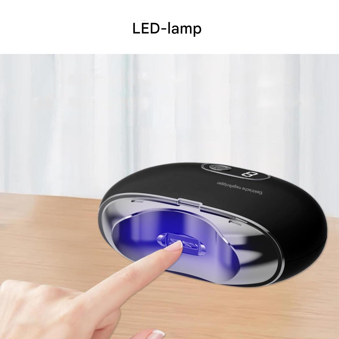Eine Hand mit einem schwarzen Nagelknipser mit UV-Licht auf einem Holztisch.