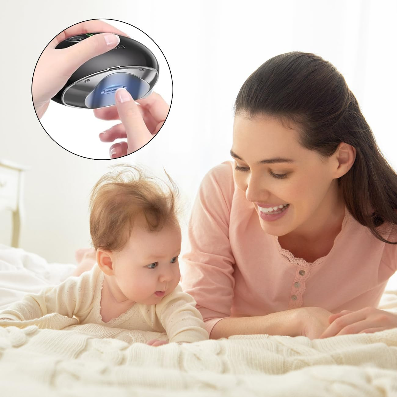 Eine Frau und ein Baby liegen auf einem Bett. Ein Baby-Nagelknipser ist im Einsatz.