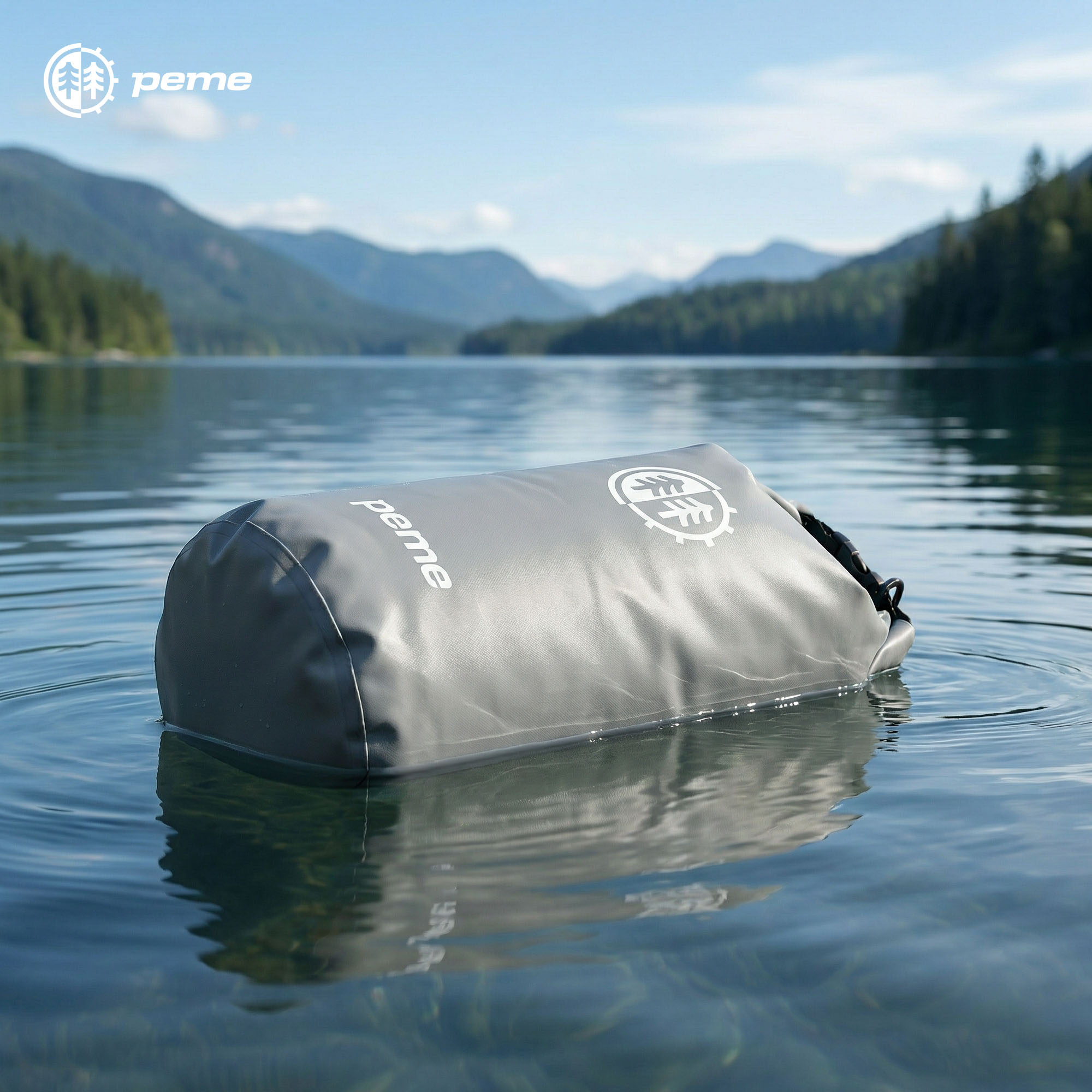 Grijze drybag drijft op een meer met bergen op de achtergrond.