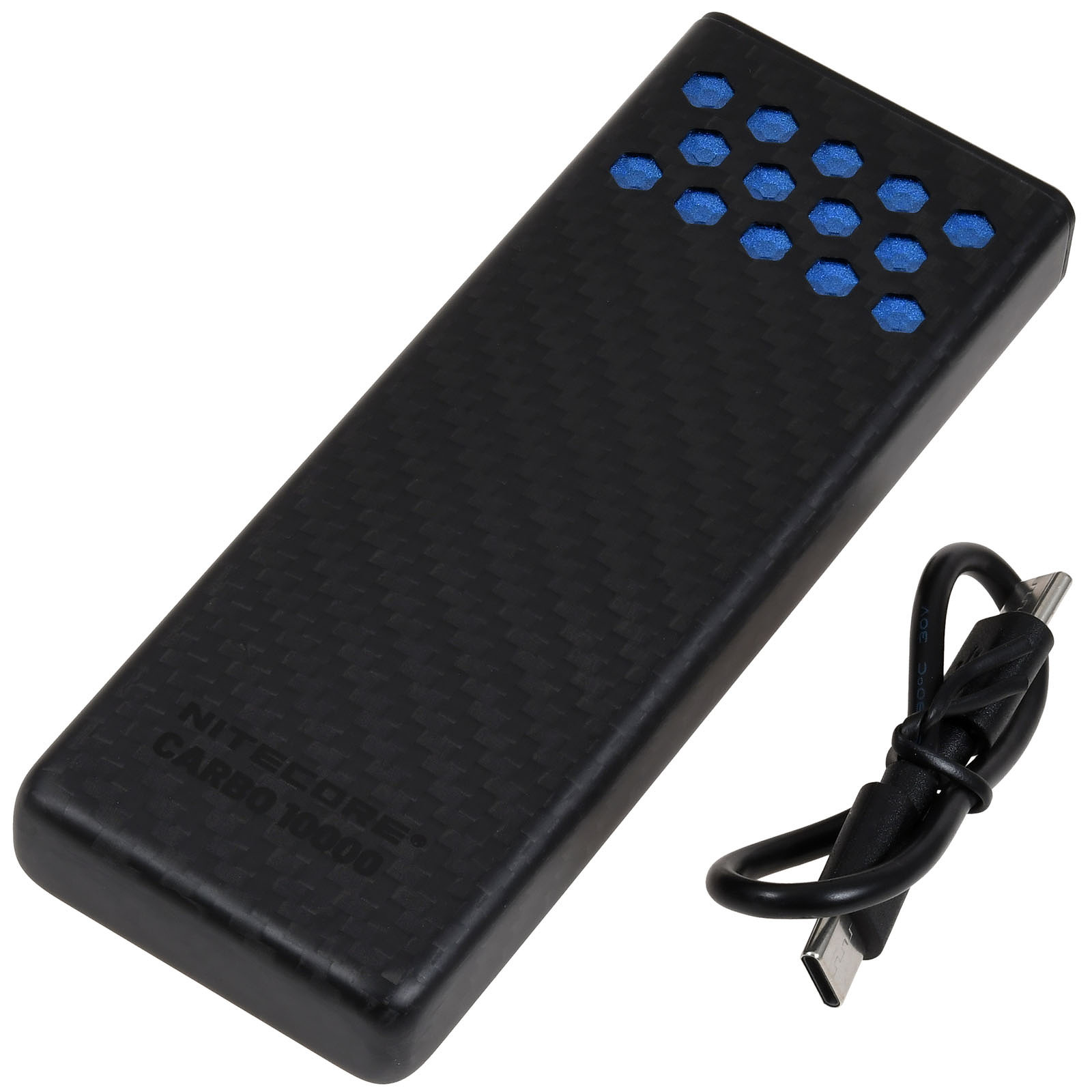 Schwarzes Carbon-Powerbank mit blauen Wabendetails und USB-C-Kabel.