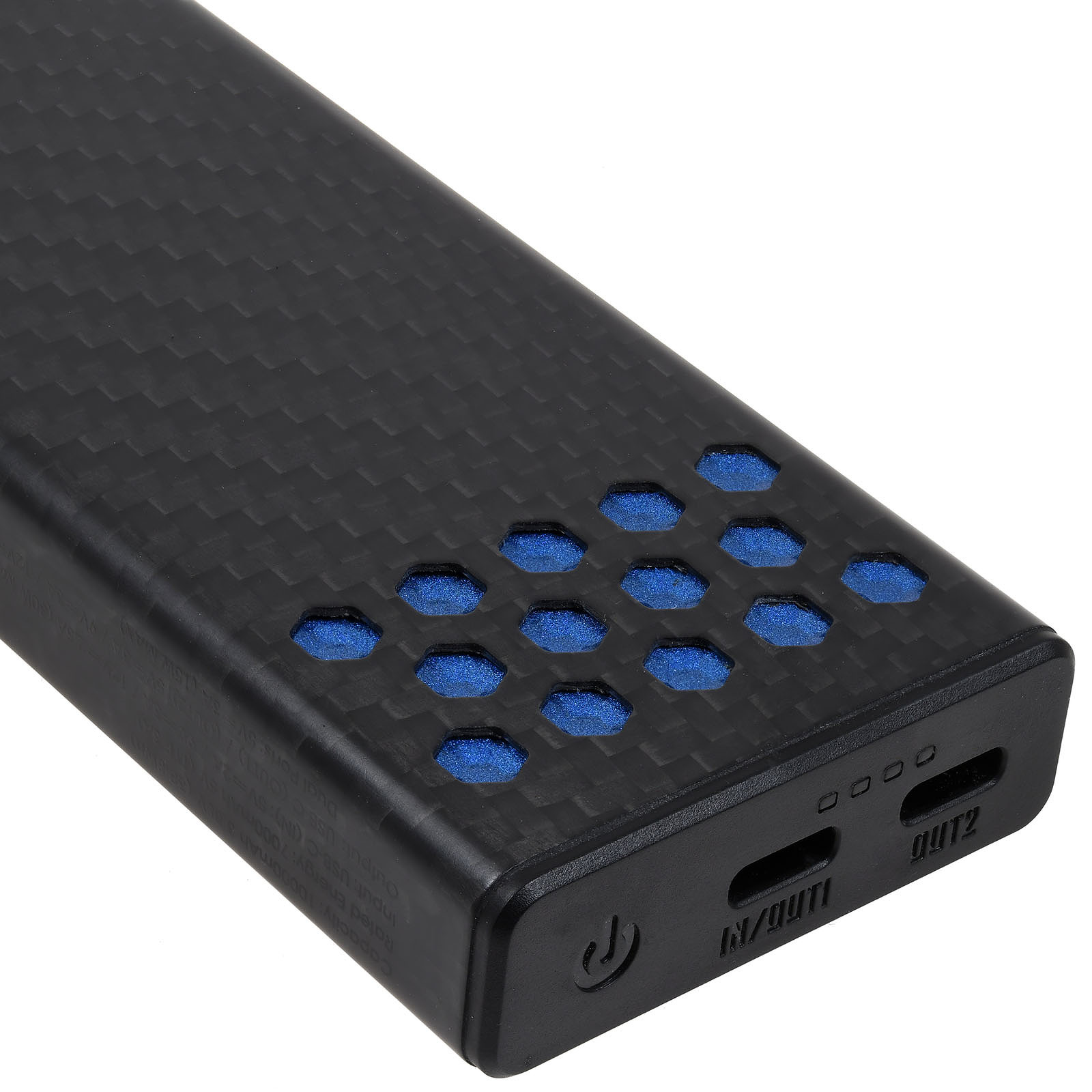 Schwarzes Powerbank mit Kohlefaser-Textur und blauen sechseckigen Akzenten.