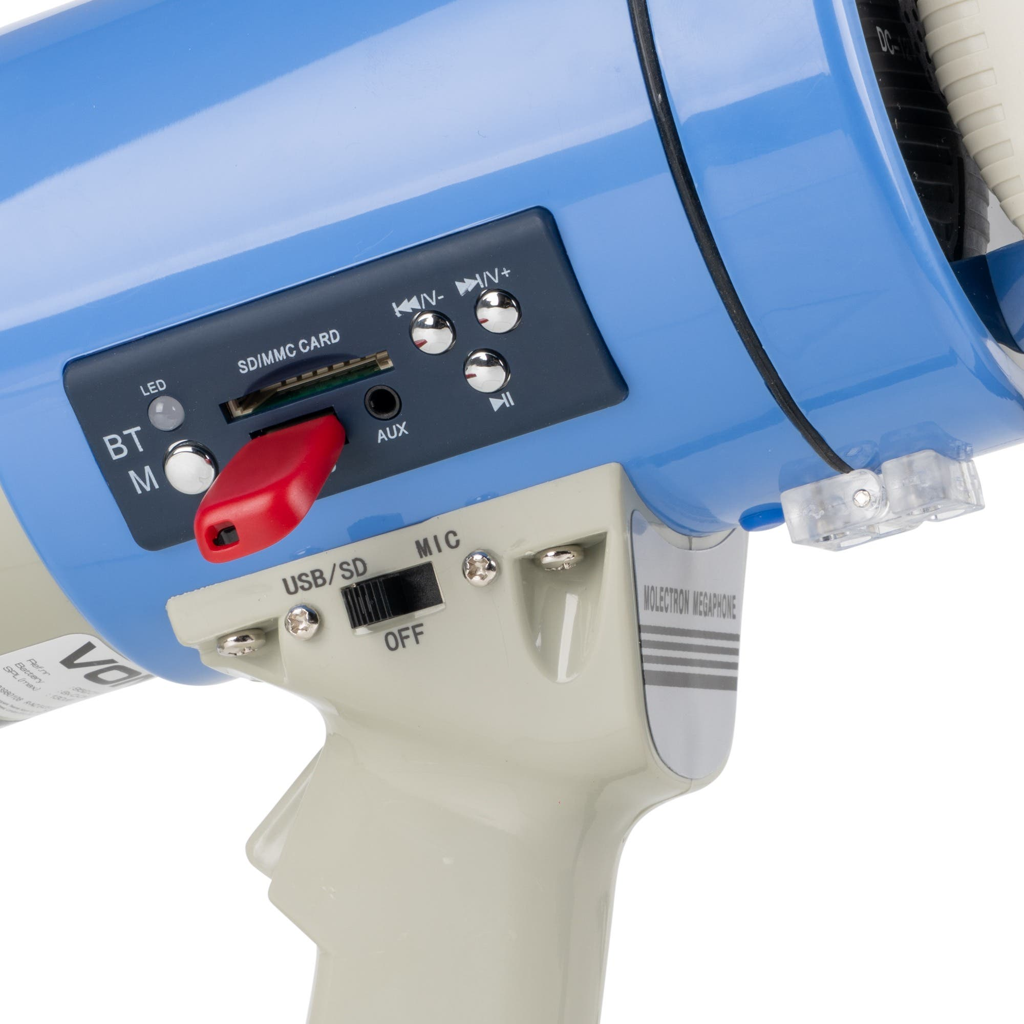 Primer plano de un megáfono azul con botones de control, ranura para tarjeta SD/MMC y pendrive USB rojo.