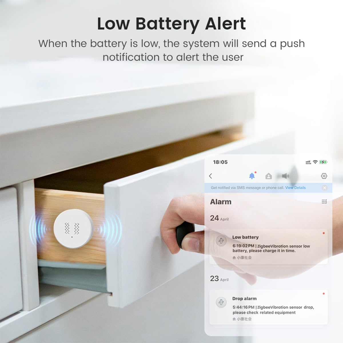 Ein weißer Sensor in einer Schublade zeigt ein Alarmsymbol an. Ein Smartphone zeigt eine Benachrichtigung über niedrigen Batteriestand.