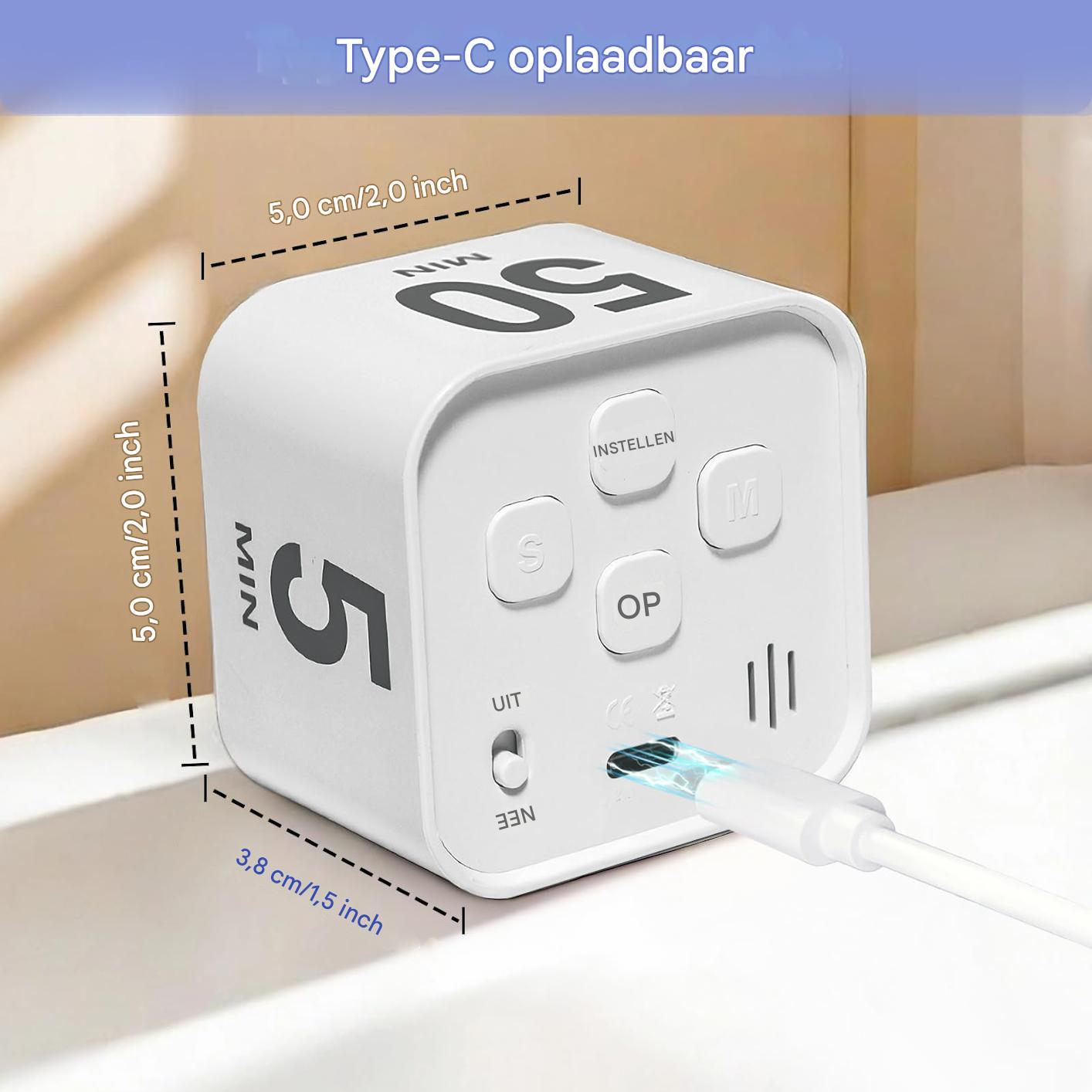 Ein weißer Würfel-Timer mit "Type-C oplaadbaar" wird mit einem Kabel geladen.