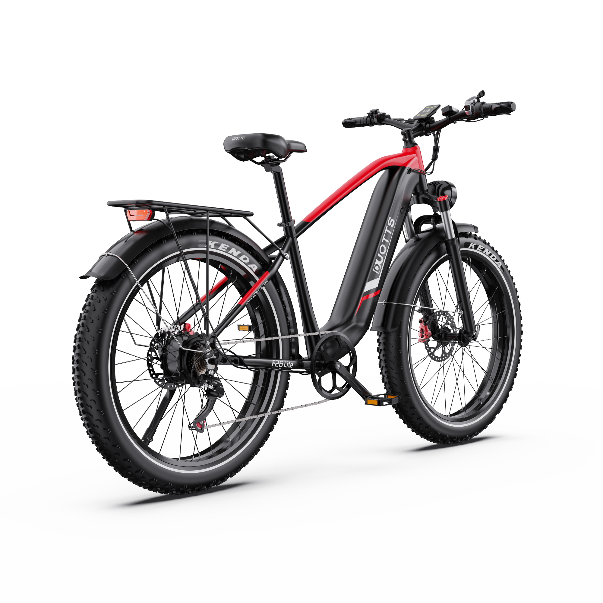 Una bici elettrica nera e rossa con pneumatici larghi, portapacchi e display.