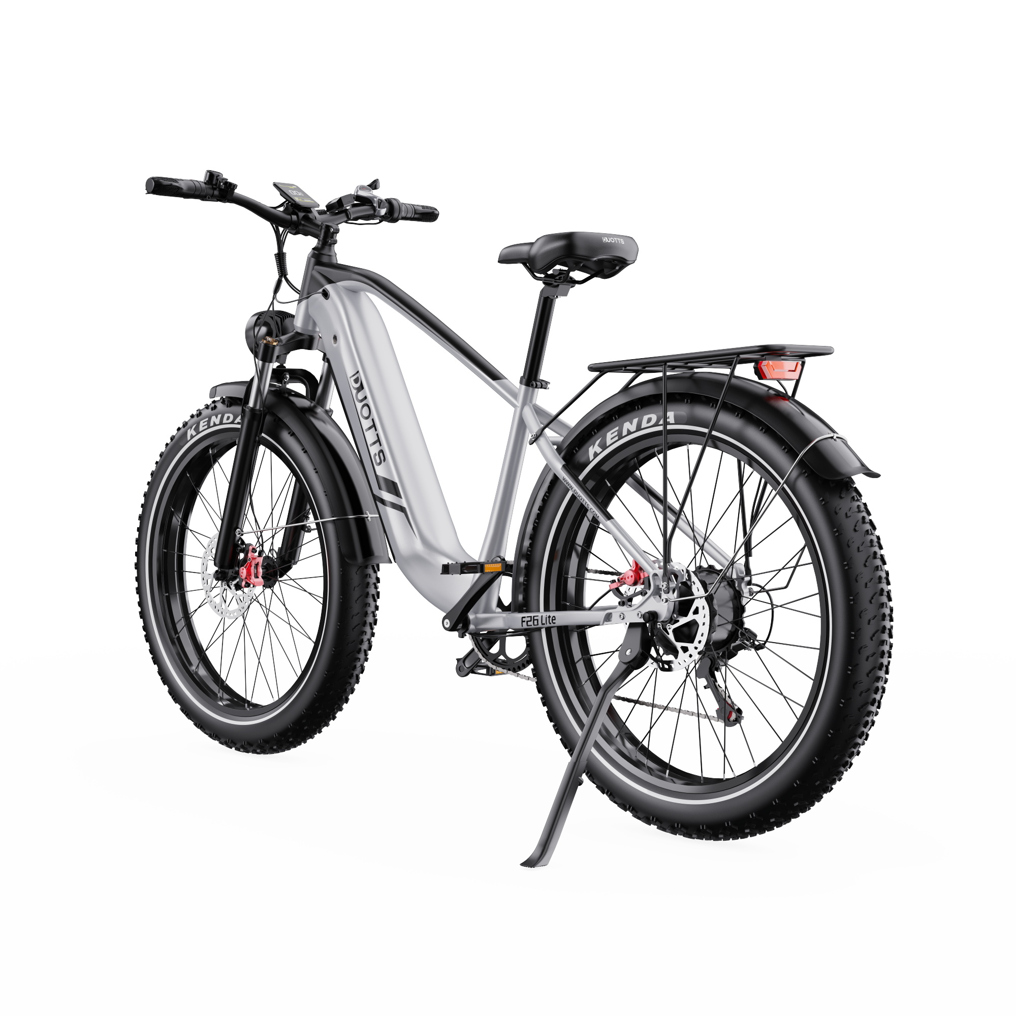 Bici elettrica silver con copertoni larghi appoggiata sul cavalletto.