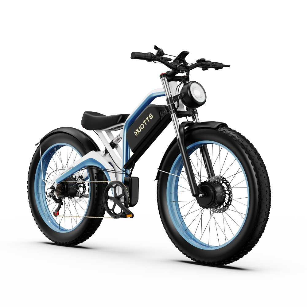 Ein weißes und blaues Elektrofahrrad mit dicken Reifen und einem schwarzen Sattel.