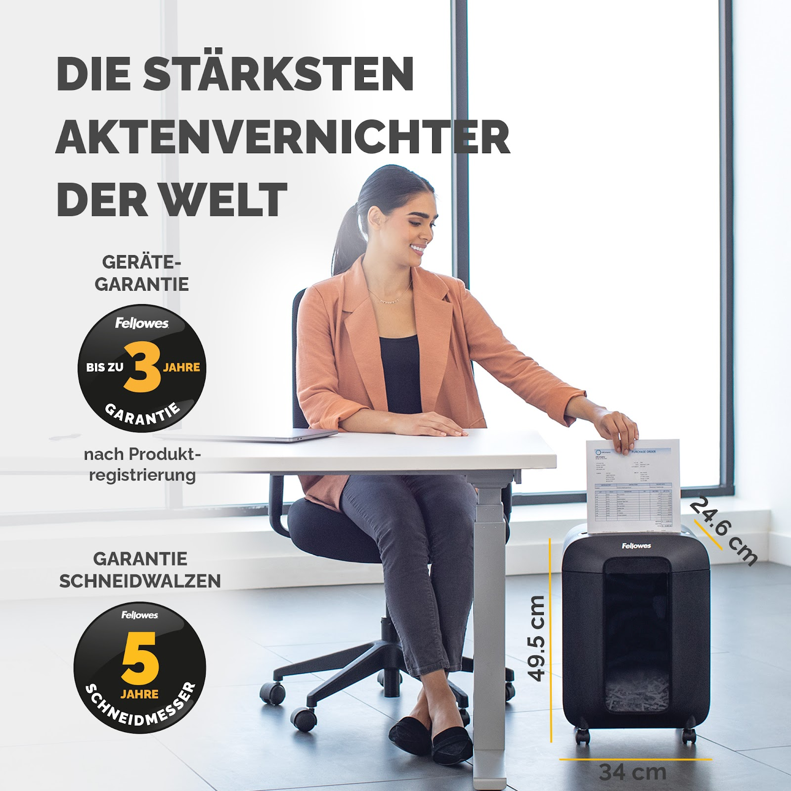 Frau am Schreibtisch wirft Dokumente in Aktenvernichter. Maße 49,5x34x24,6 cm.