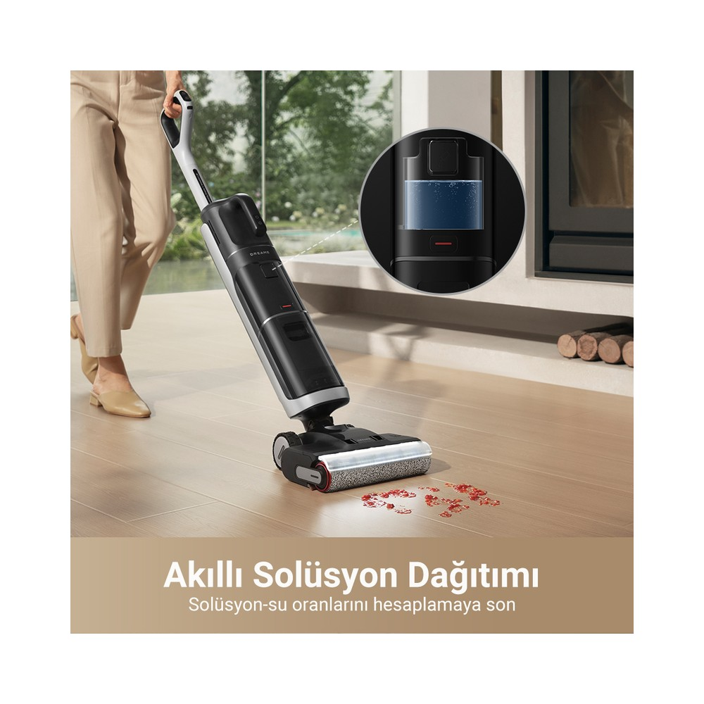 Persona pulisce pavimento in legno con aspirapolvere bagnato/asciutto nero a spazzole rotanti.