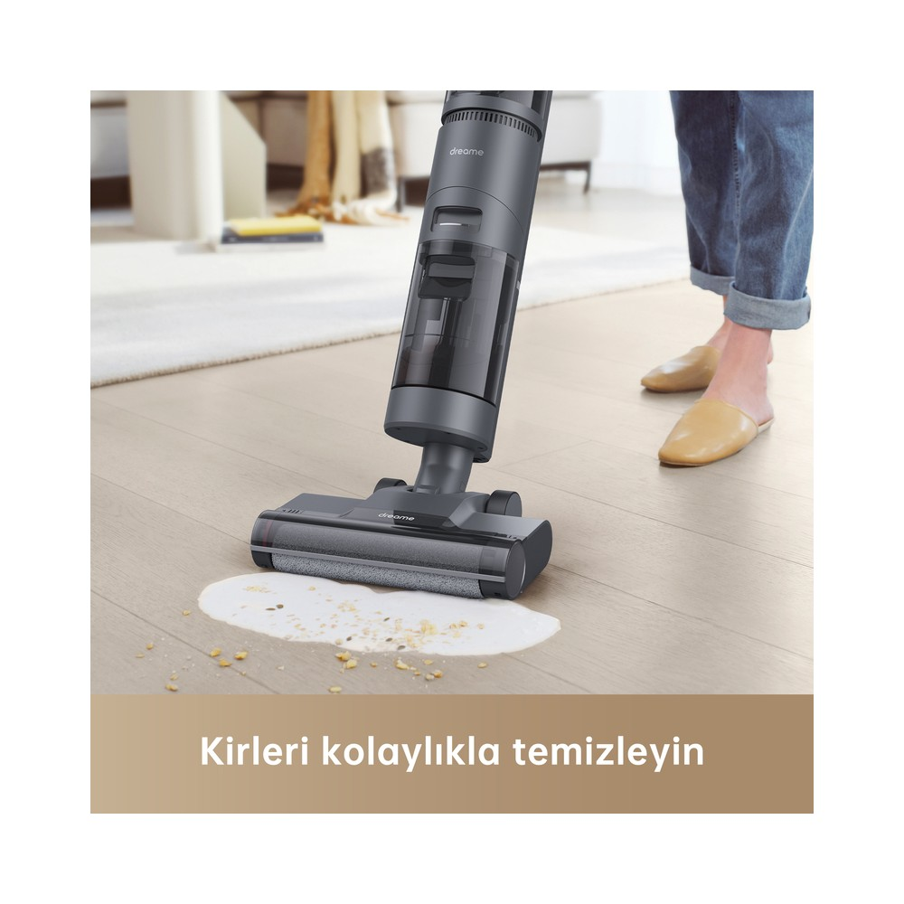 Süpürge, ahşap zemindeki dökülmeyi ve kırıntıları temizliyor.