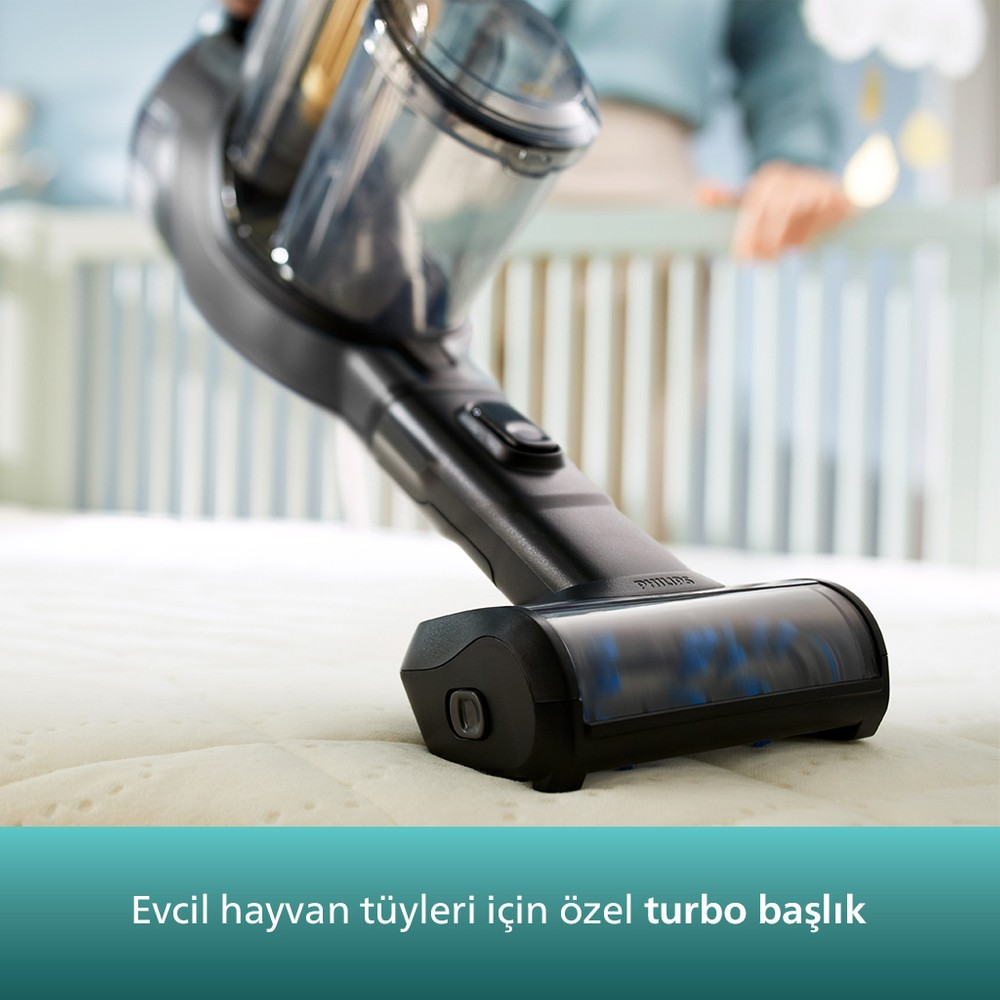 Turbo başlıklı kablosuz süpürge yatak temizliyor.