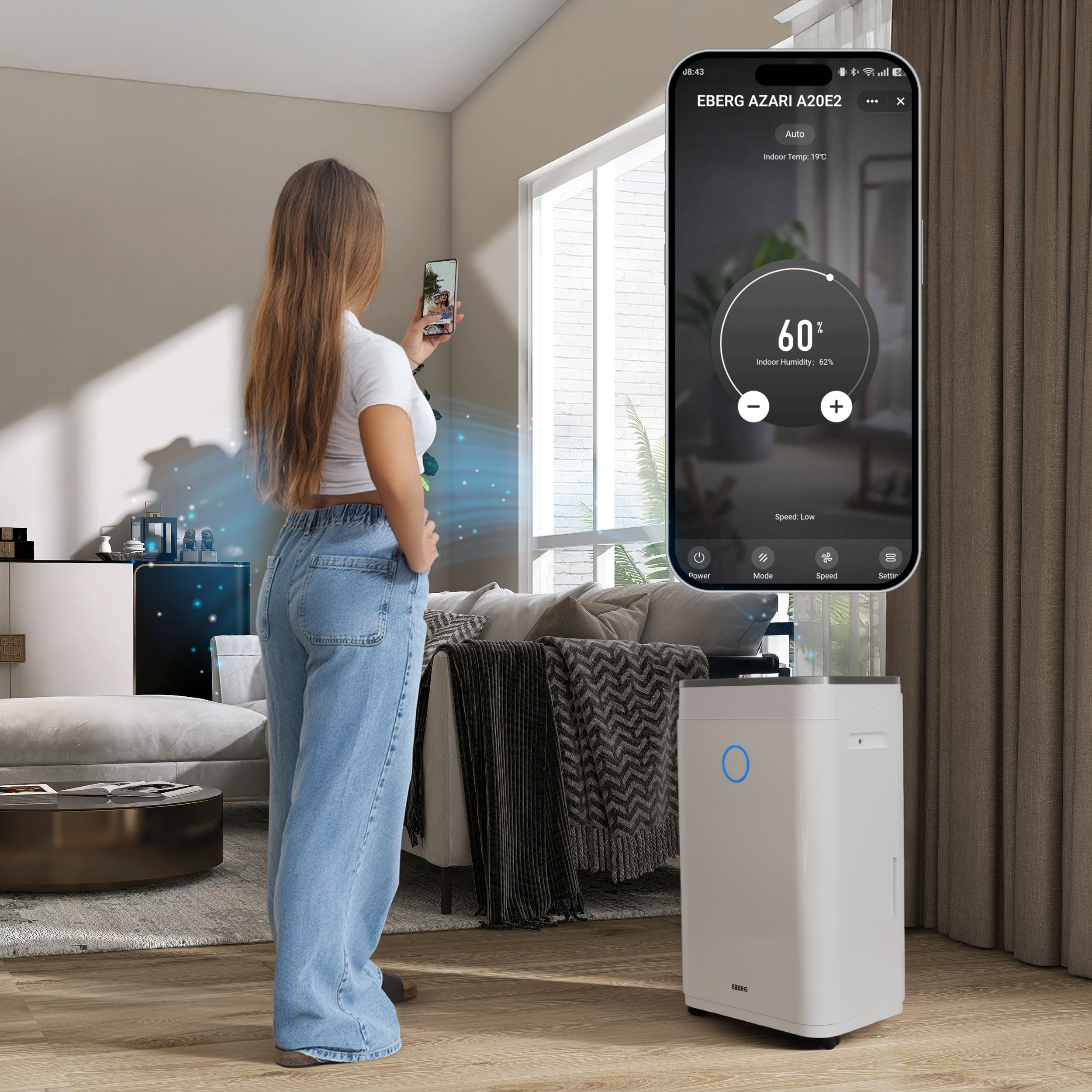 Kobieta steruje osuszaczem przez aplikację. Smartfon pokazuje poziom wilgotności.