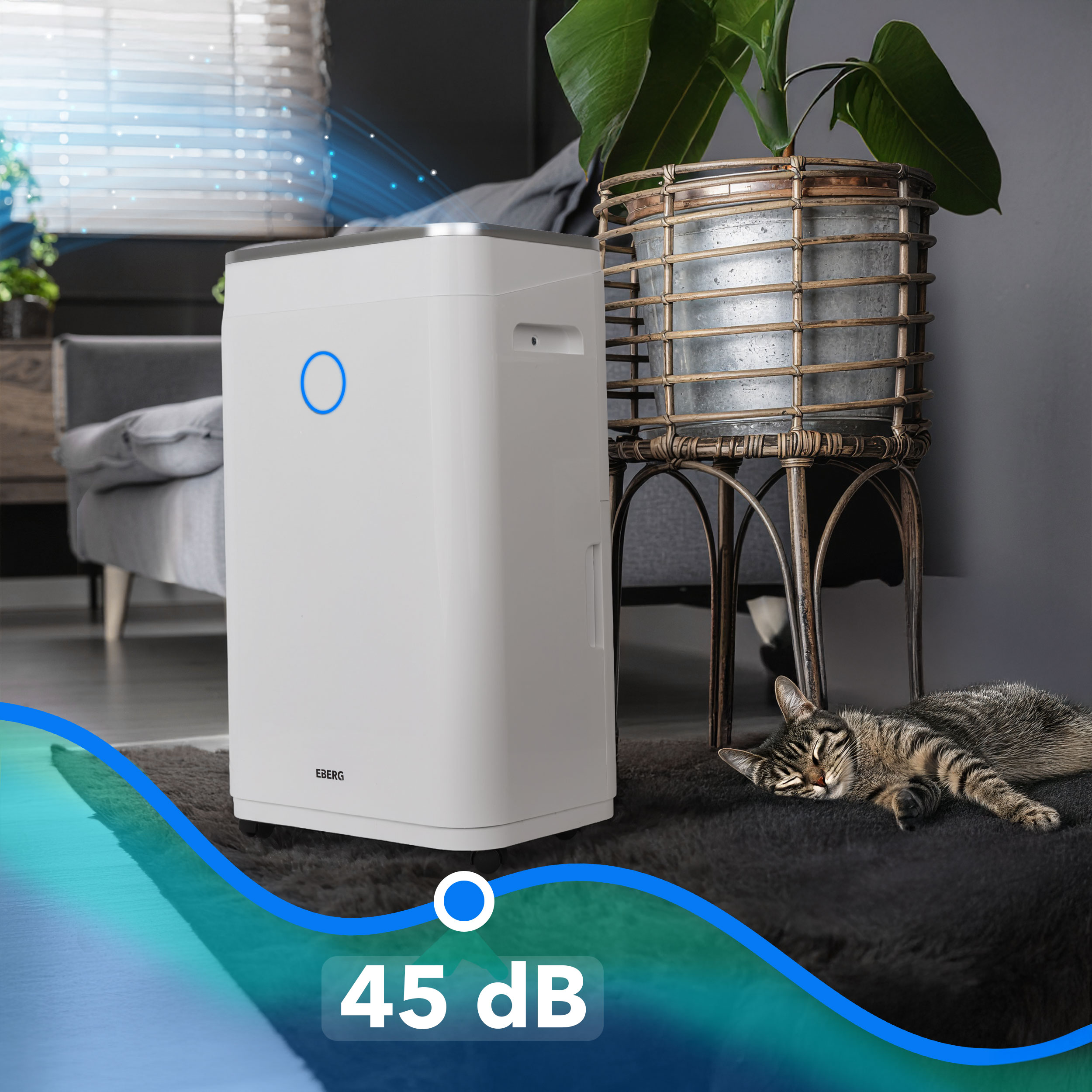 Biały oczyszczacz powietrza obok rośliny. Kot śpi w pobliżu. 45 dB.