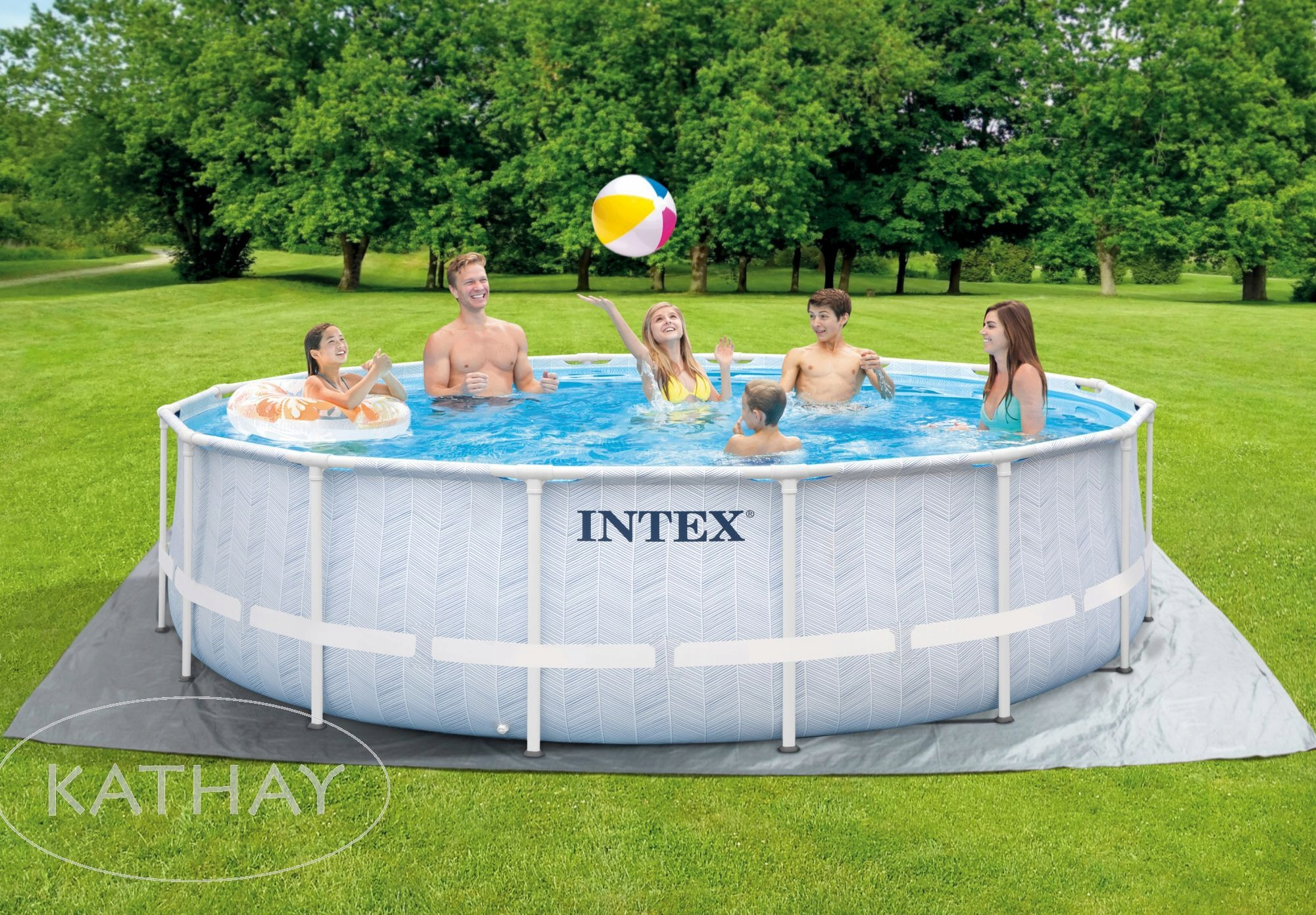 Rodzina cieszy się słonecznym dniem w basenie Intex na zielonym trawniku.