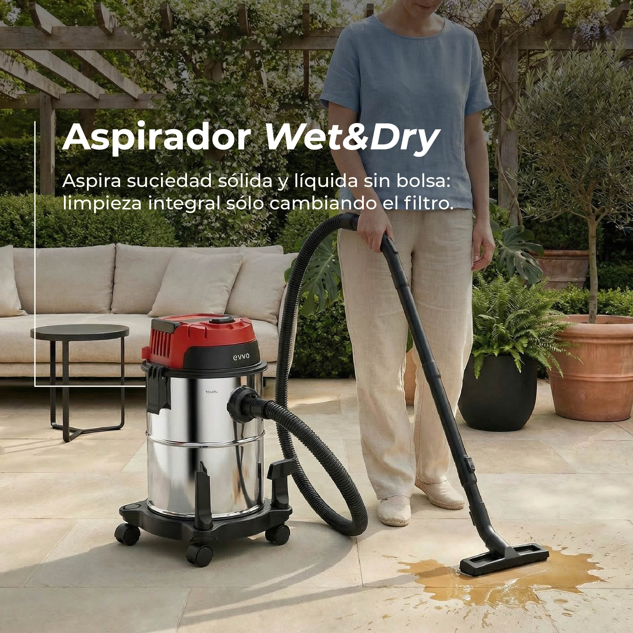 Una persona aspira un liquido versato all'aperto con un aspiratore liquidi/solidi.