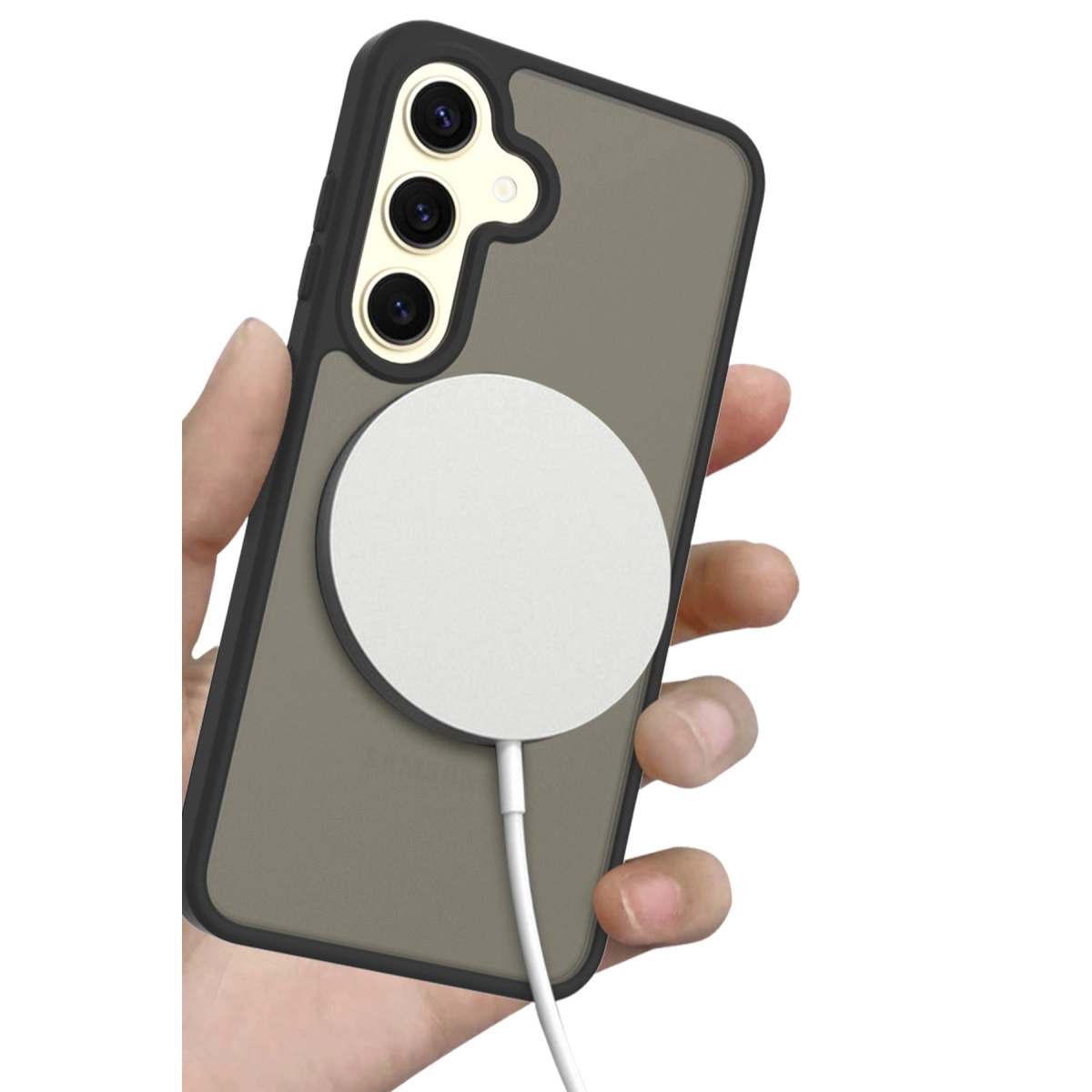 Bir el, MagSafe şarj cihazı ve beyaz kablosu olan bir akıllı telefon tutuyor.