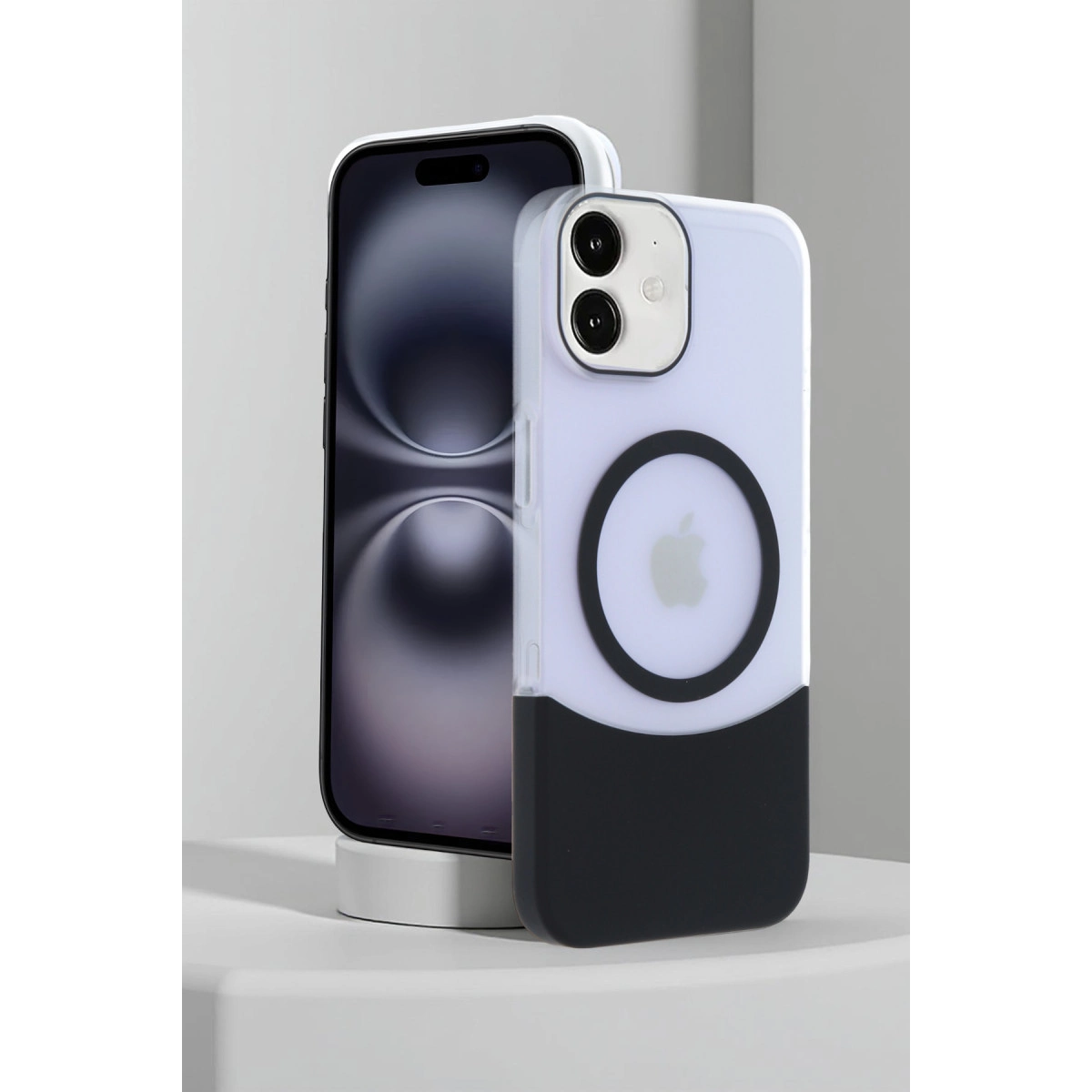 Kılıflı iki iPhone, biri ayakta, diğeri önünde duruyor.