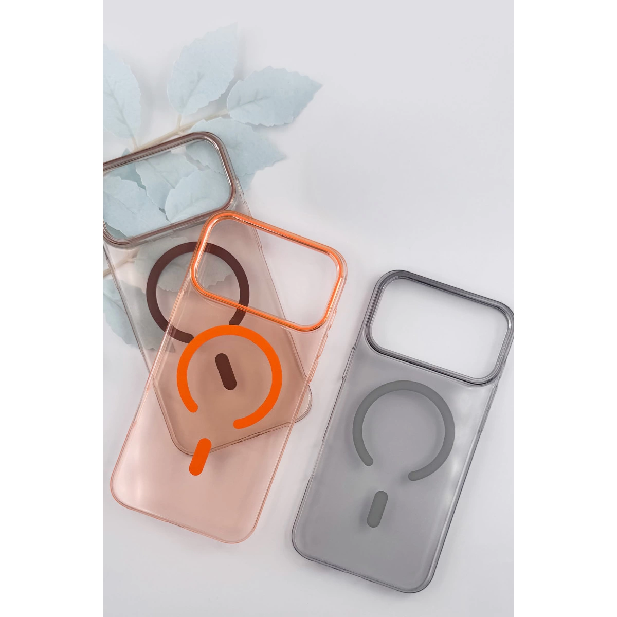Mıknatıslı halkalı pembe, turuncu ve gri şeffaf telefon kılıfları.