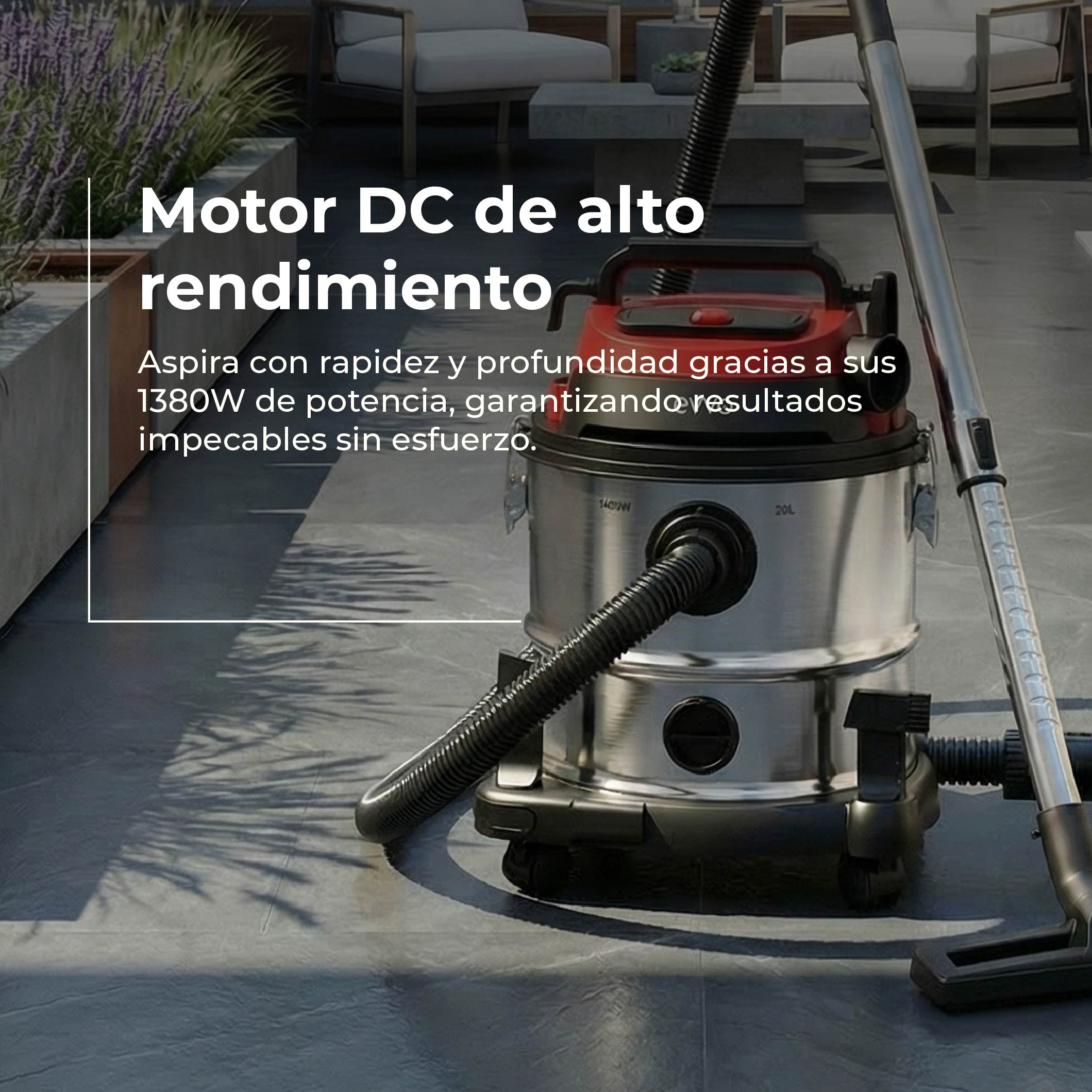 Un aspirapolvere argentato con coperchio rosso si trova su un patio esterno pavimentato.