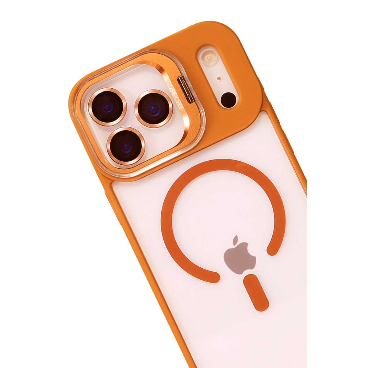 Üçlü kamera lensli ve Apple logolu turuncu iPhone kılıfı. Beyaz arka plan.
