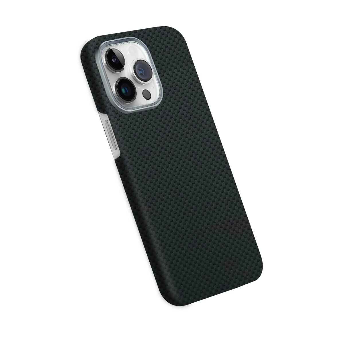 Karbon desenli kılıflı siyah iPhone ve üçlü kamera.