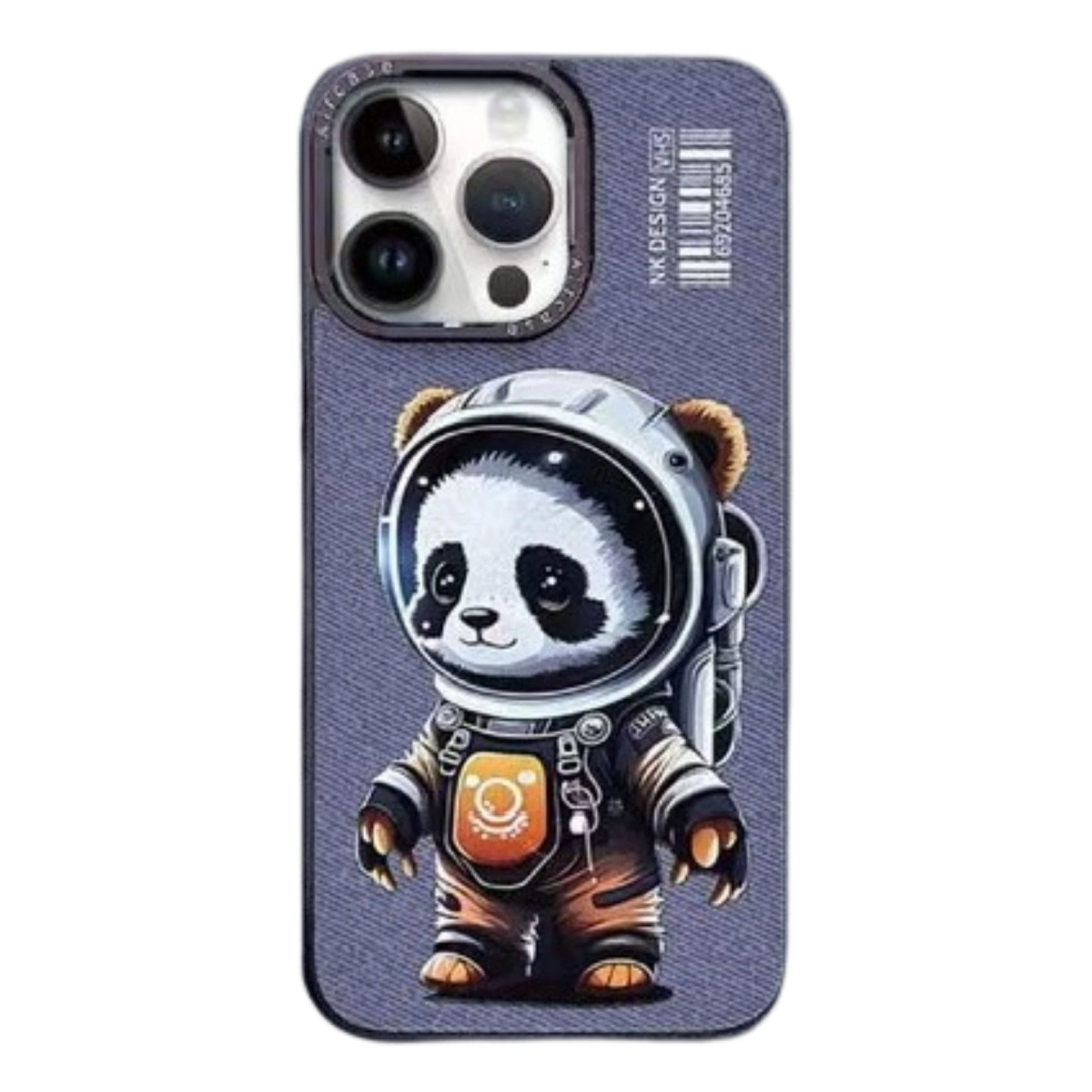 Kamerası olan telefon kılıfı önünde astronot tulumlu panda.