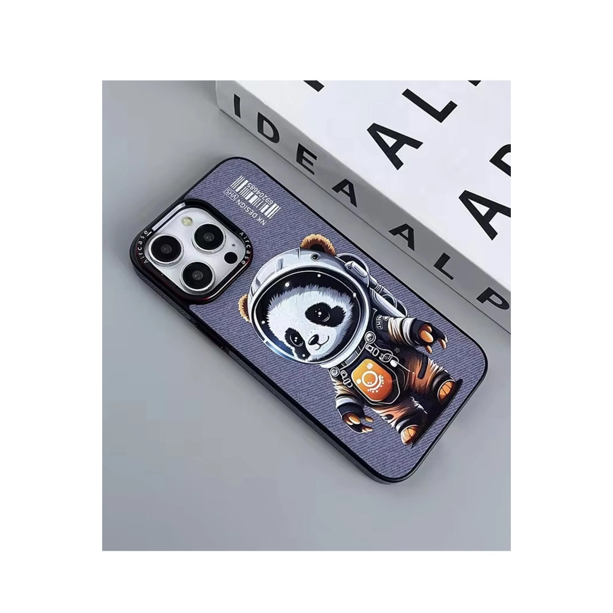 Bir telefon kılıfında astronot kostümlü panda.