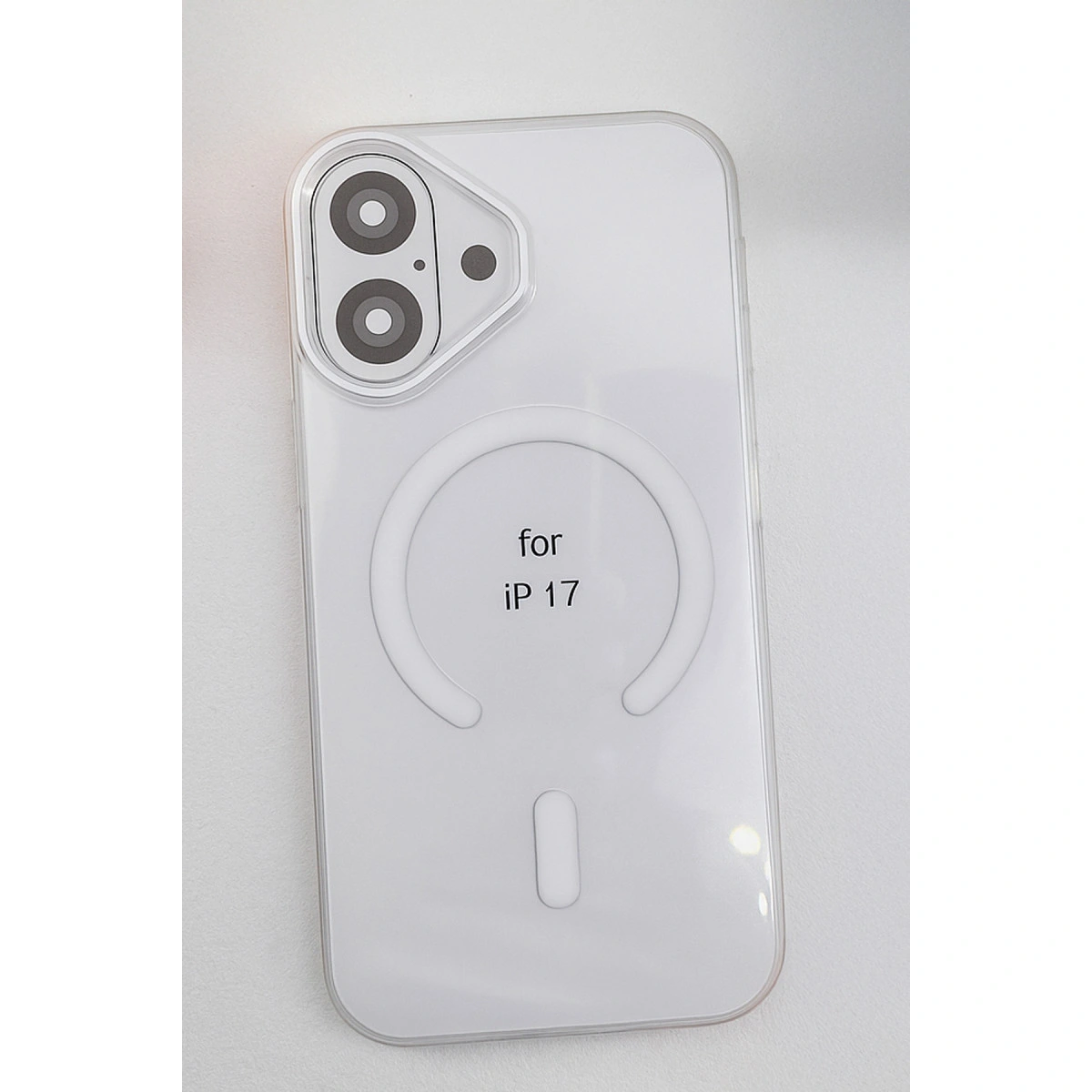 Çift kameralı ve MagSafe halkalı iPhone 17 için şeffaf telefon kılıfı.