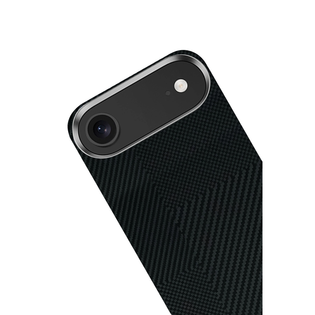 Karbon fiber desenli siyah telefon arkasının kamera lens ünitesiyle yakın çekimi.