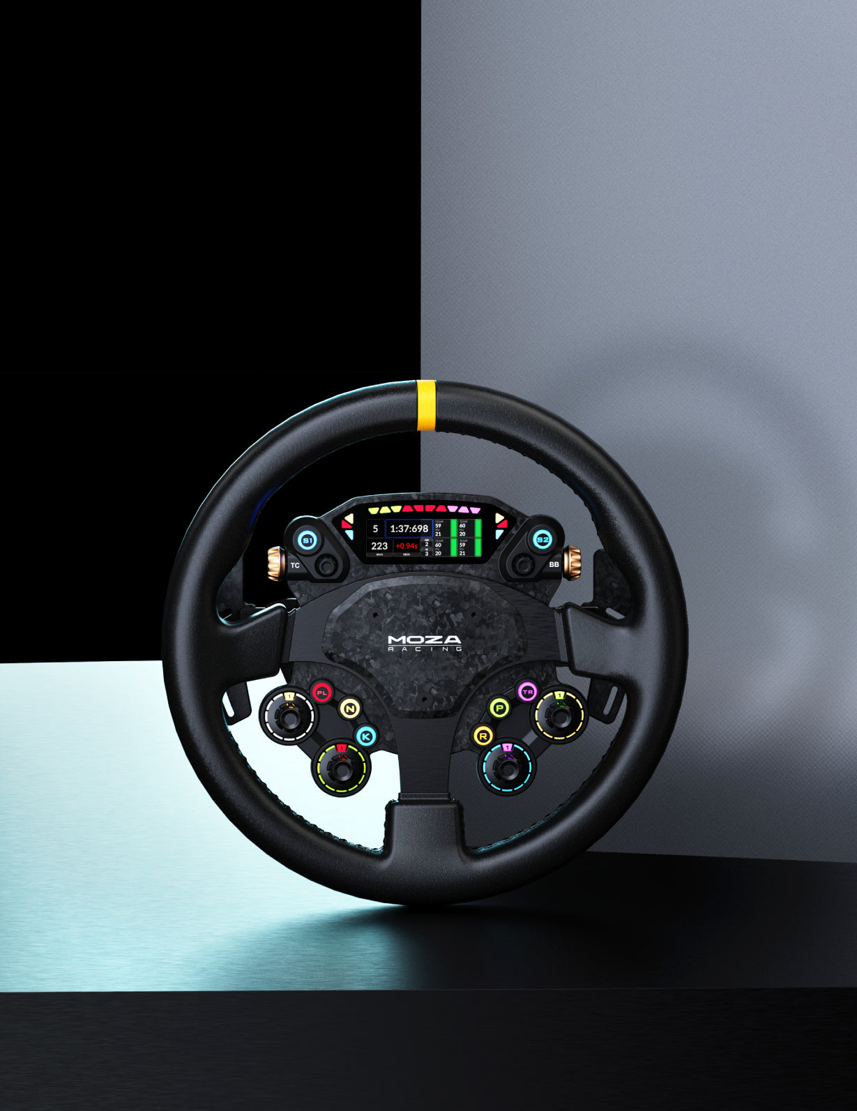 Een zwart racestuur met digitaal display en gekleurde knoppen op een gedeelde achtergrond.