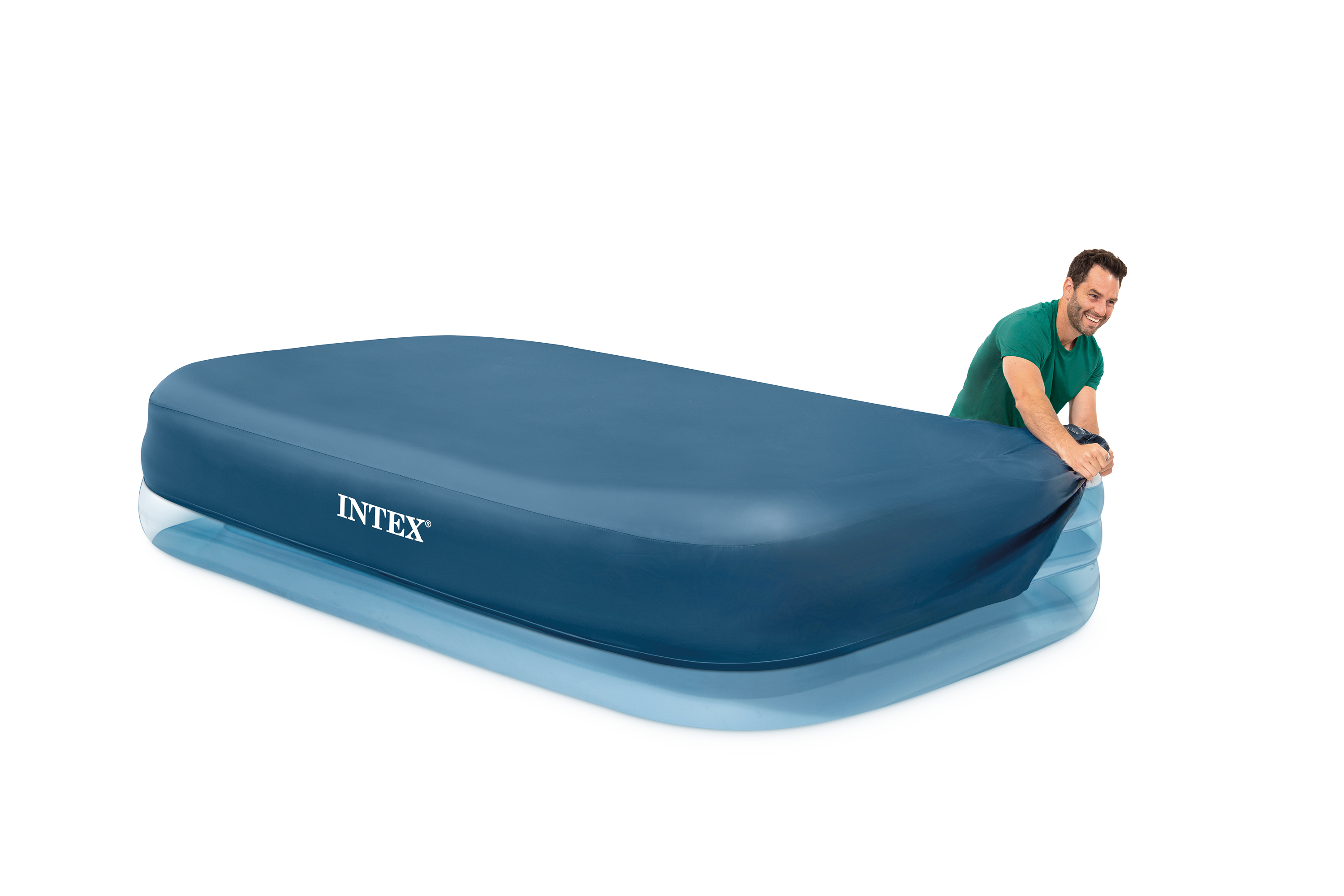 Mężczyzna w zielonej koszulce zamyka niebieski basen dmuchany z logo INTEX.